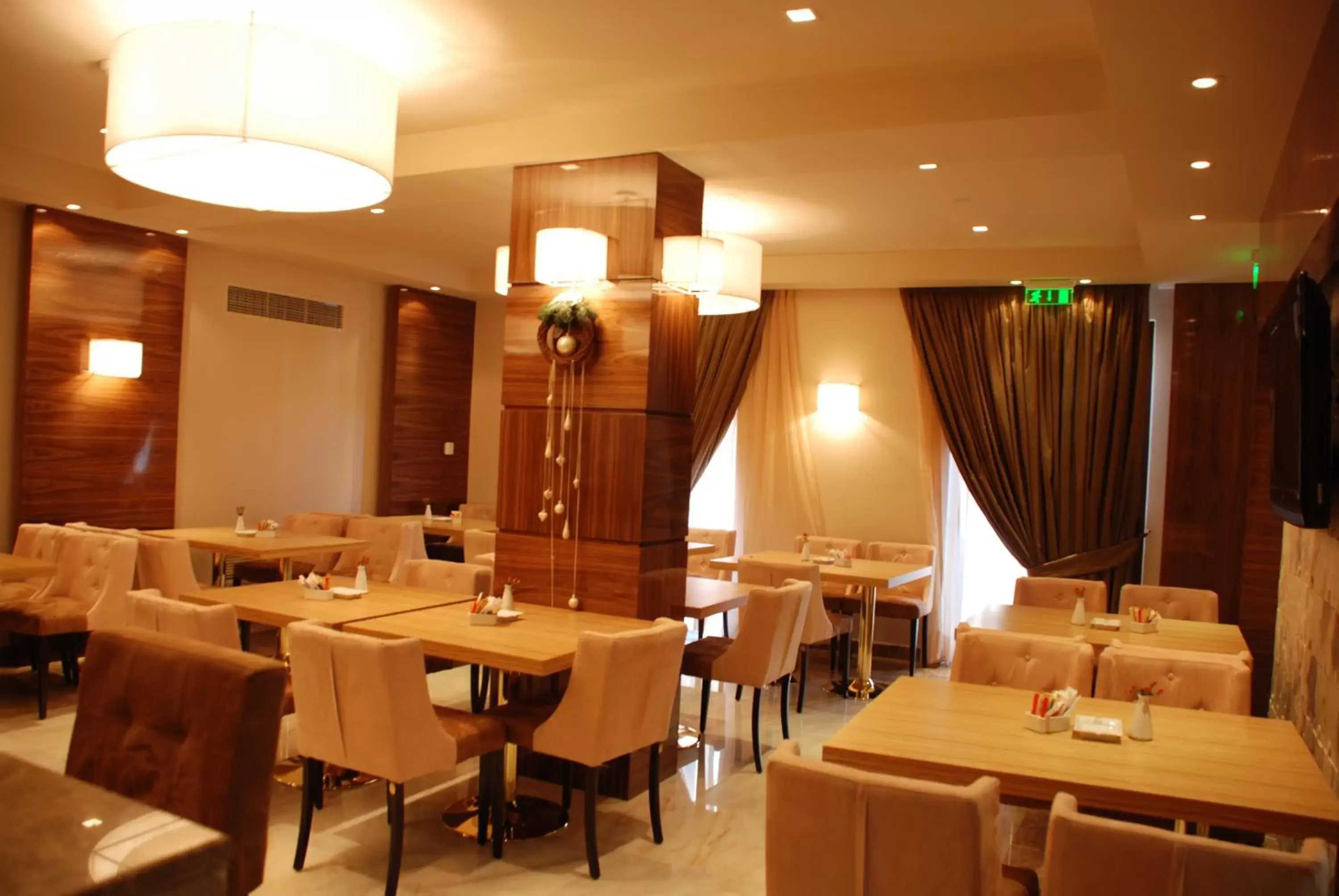 Lounge or bar, Restaurant/Places to Eat in Dovitel Boutique Hotel