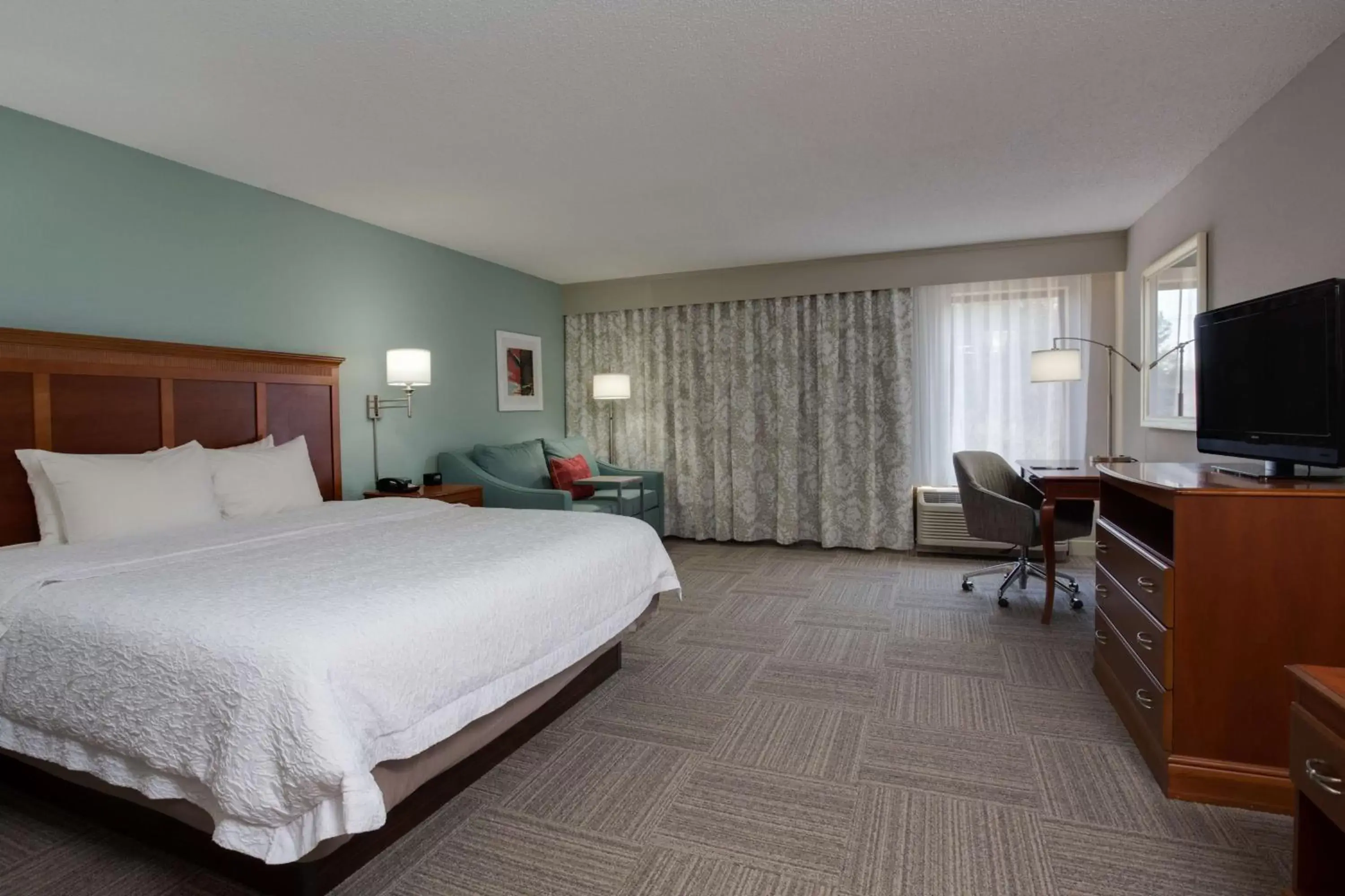 Bed, TV/Entertainment Center in Hampton Inn Harbourgate