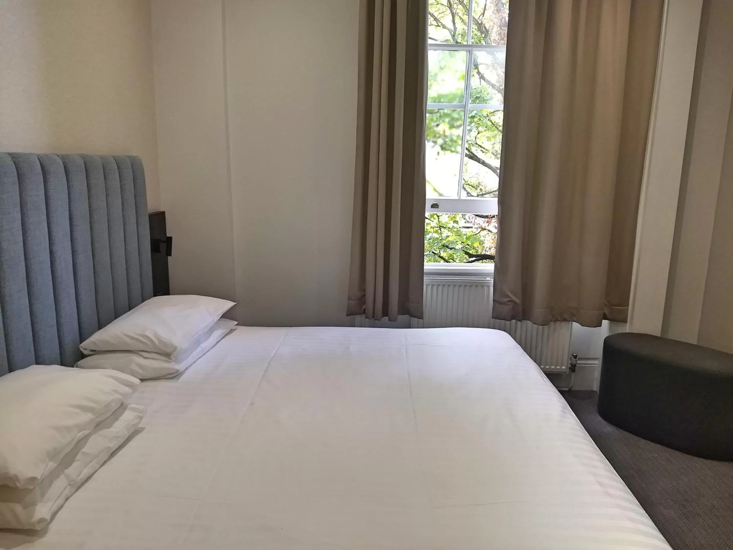 Bedroom, Bed in Garden Court Hotel