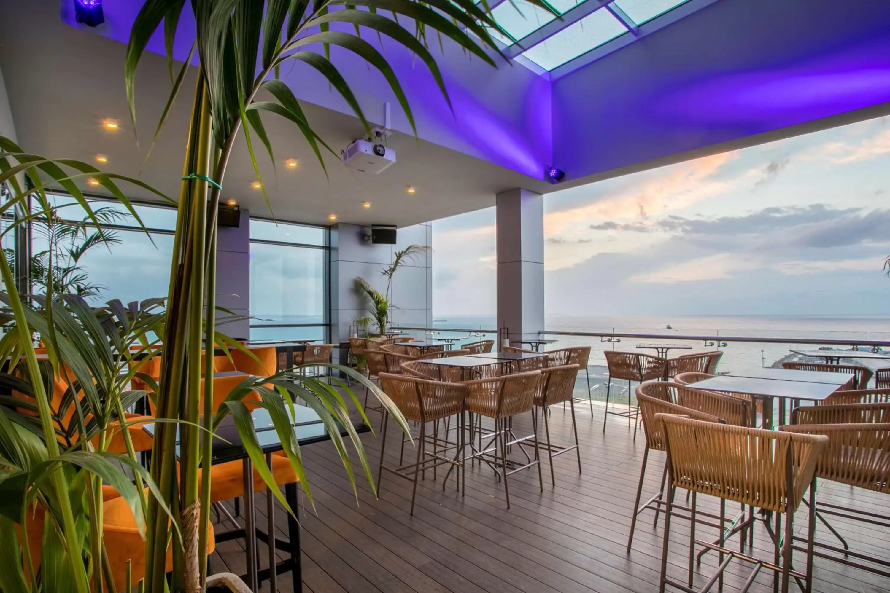 Lounge or bar, Restaurant/Places to Eat in Radisson Blu Hotel, Larnaca