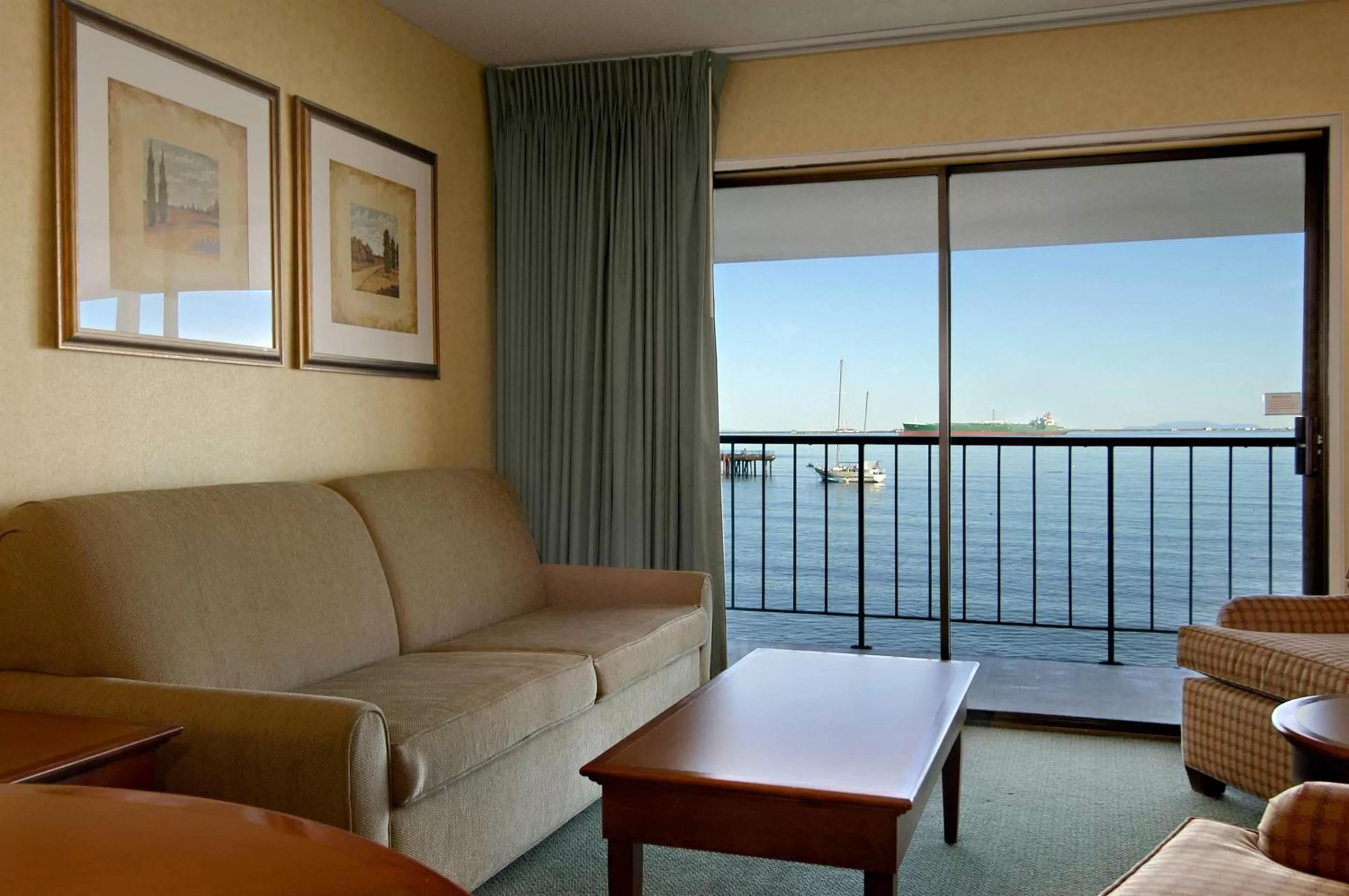 Living room in Red Lion Hotel Port Angeles Harbor