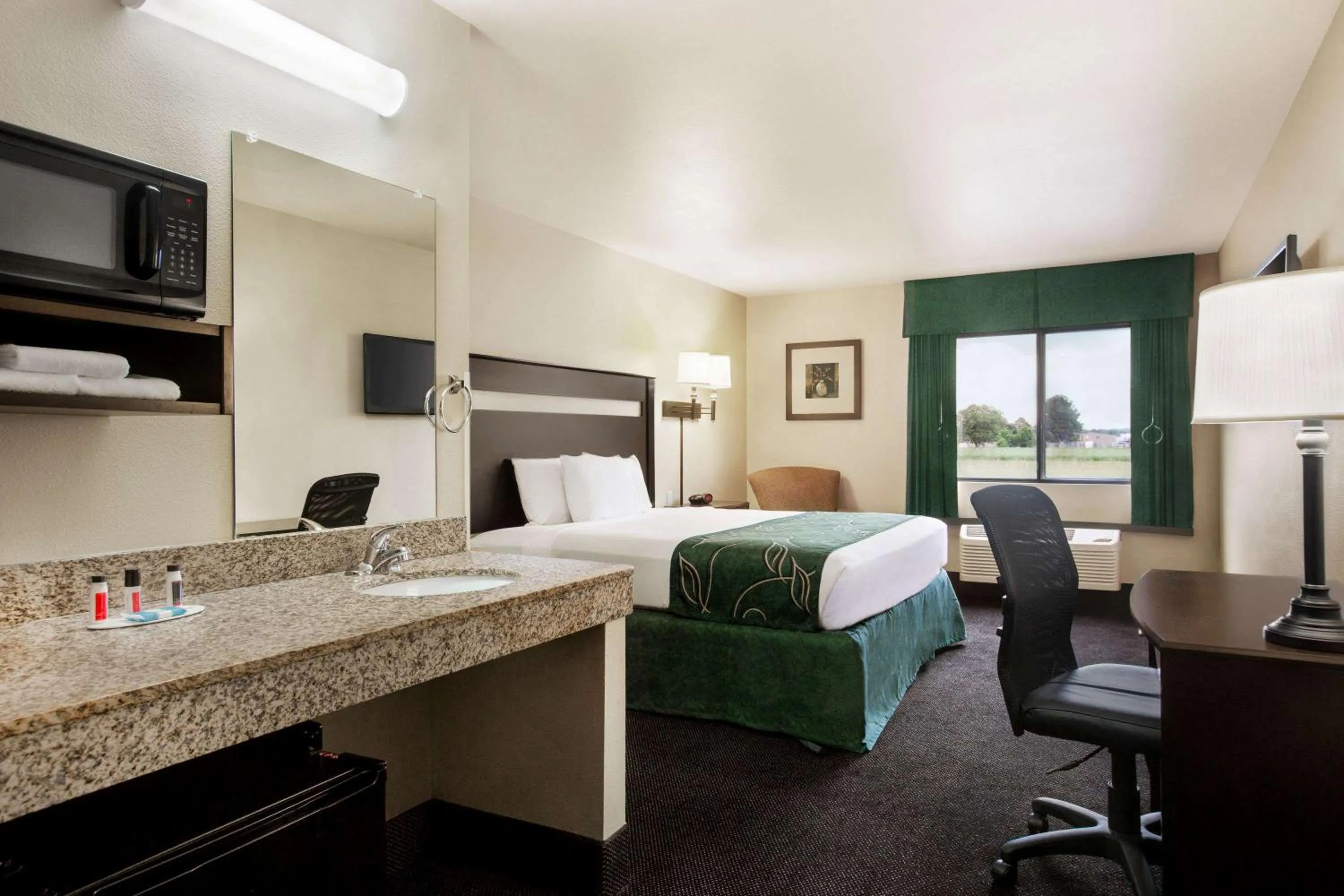 Bathroom, Bed in Travelodge by Wyndham Livonia