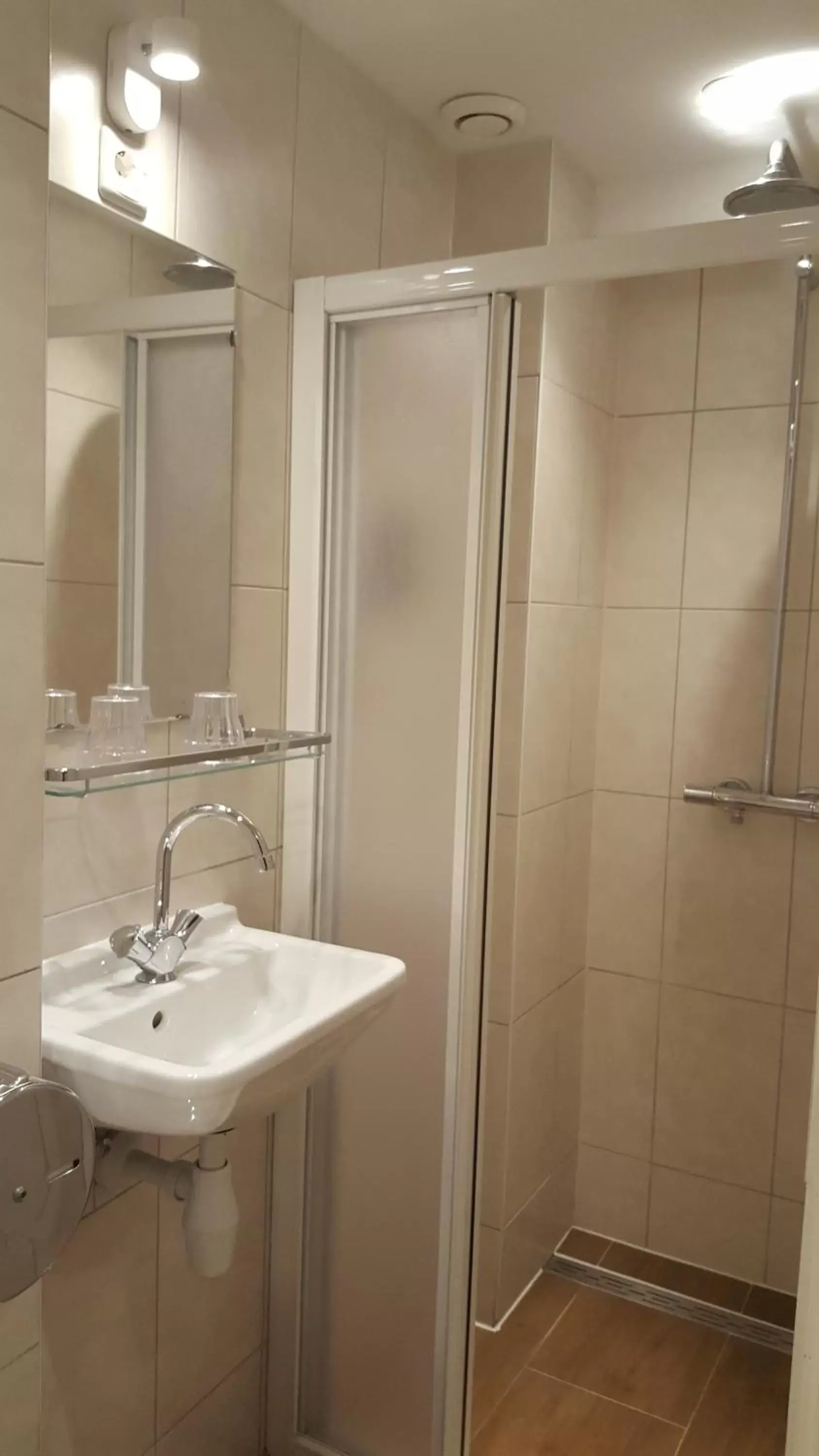 Shower, Bathroom in Hotel Old Quarter