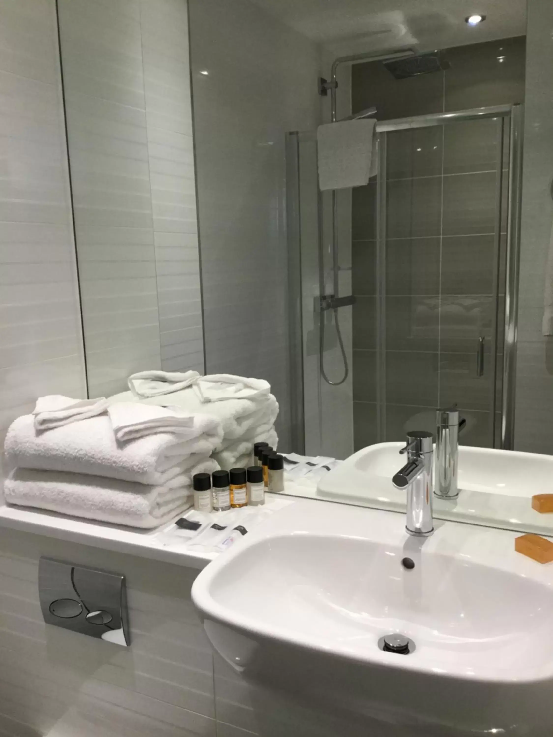 Bathroom in Mornington Hotel London Victoria