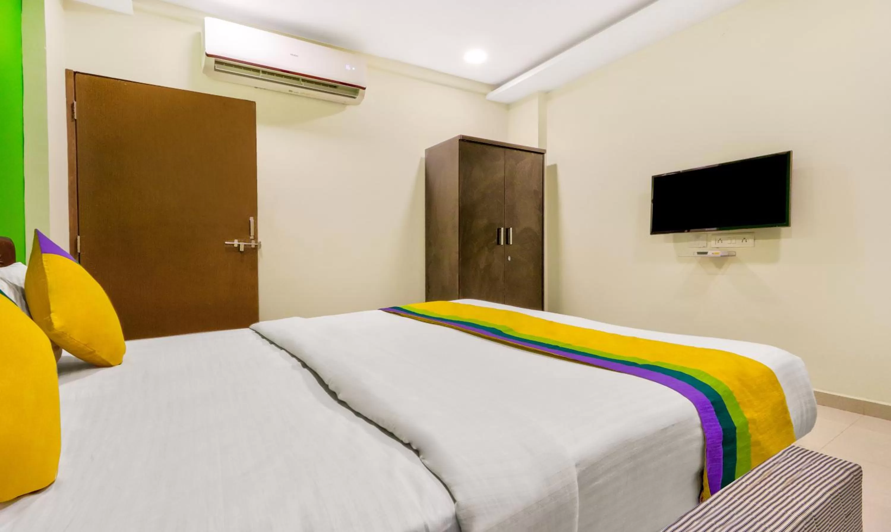 Bedroom, Bed in Itsy Hotels Carnival Inn