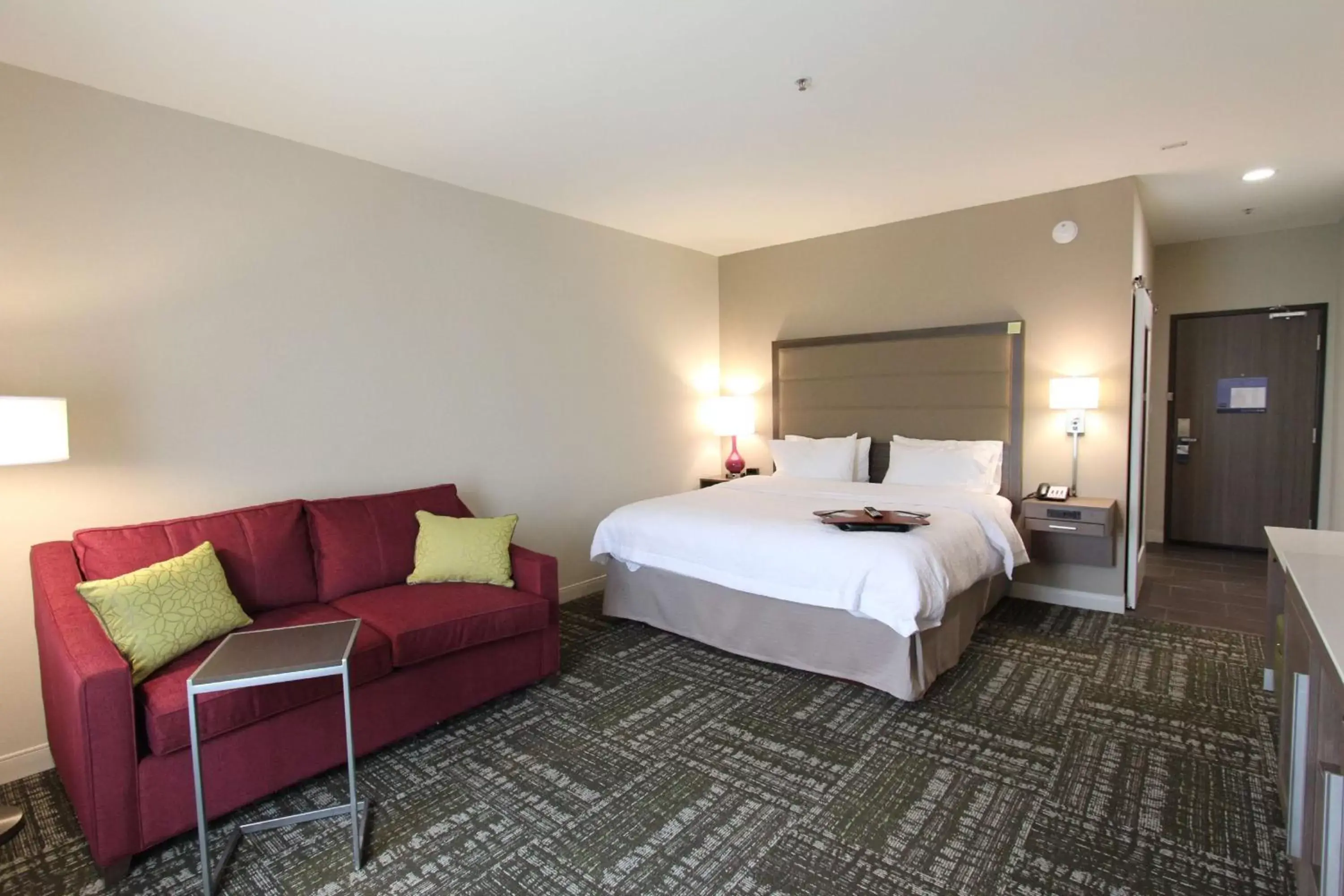 Living room, Bed in Hampton Inn & Suites Dallas Market Center