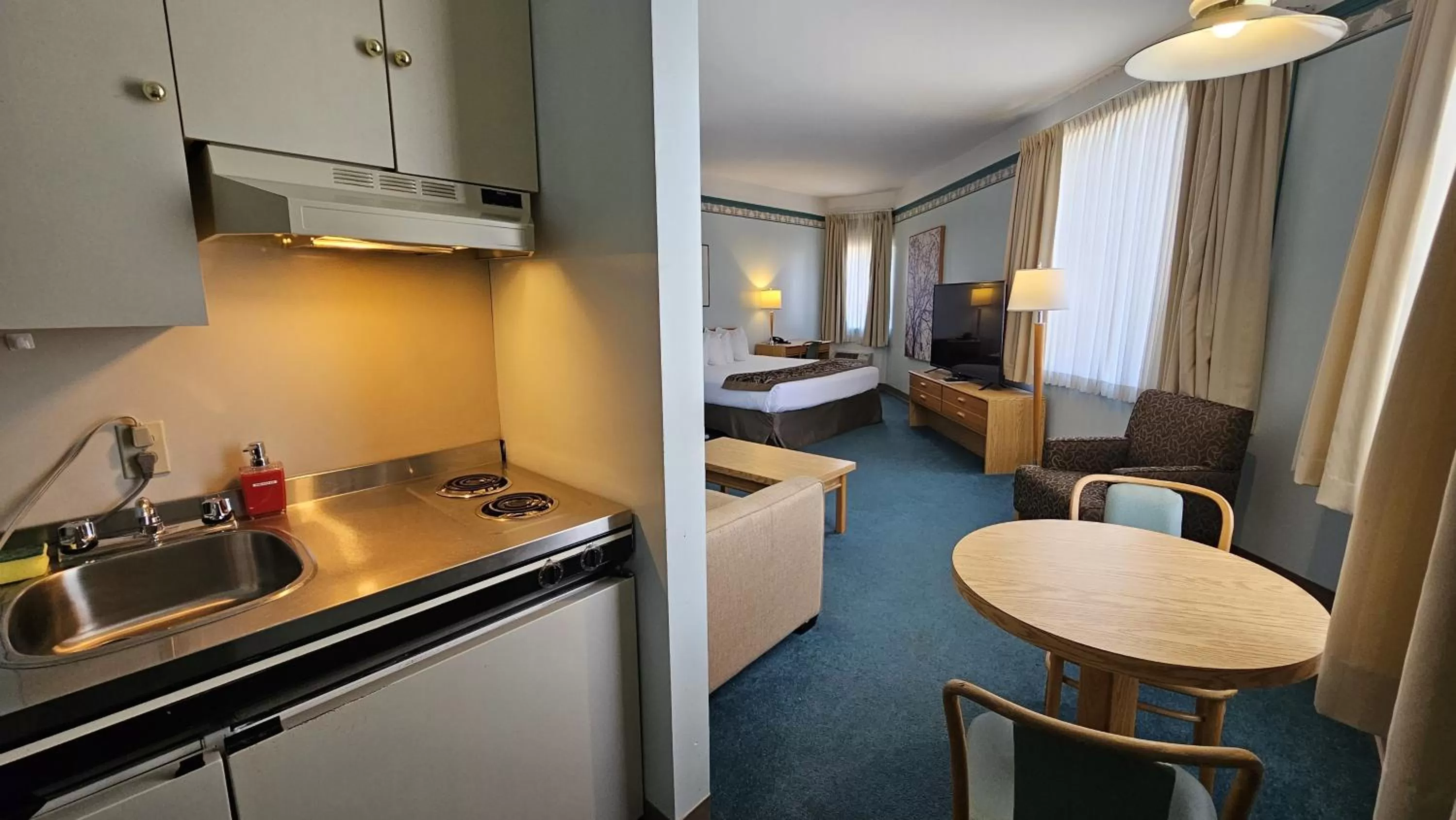 Kitchen or kitchenette, Bed in The Cedars Inn Hotel & Convention Centre
