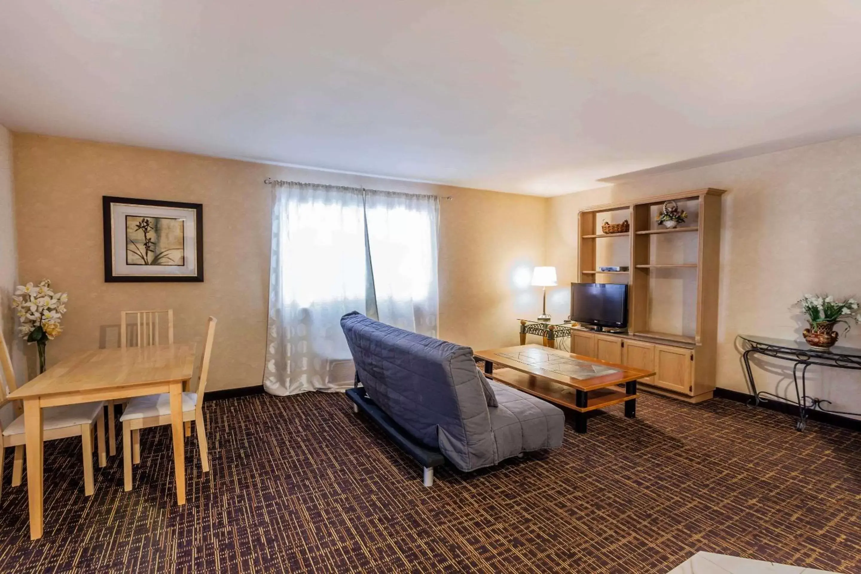 Photo of the whole room, Seating Area in Quality Inn Arlington