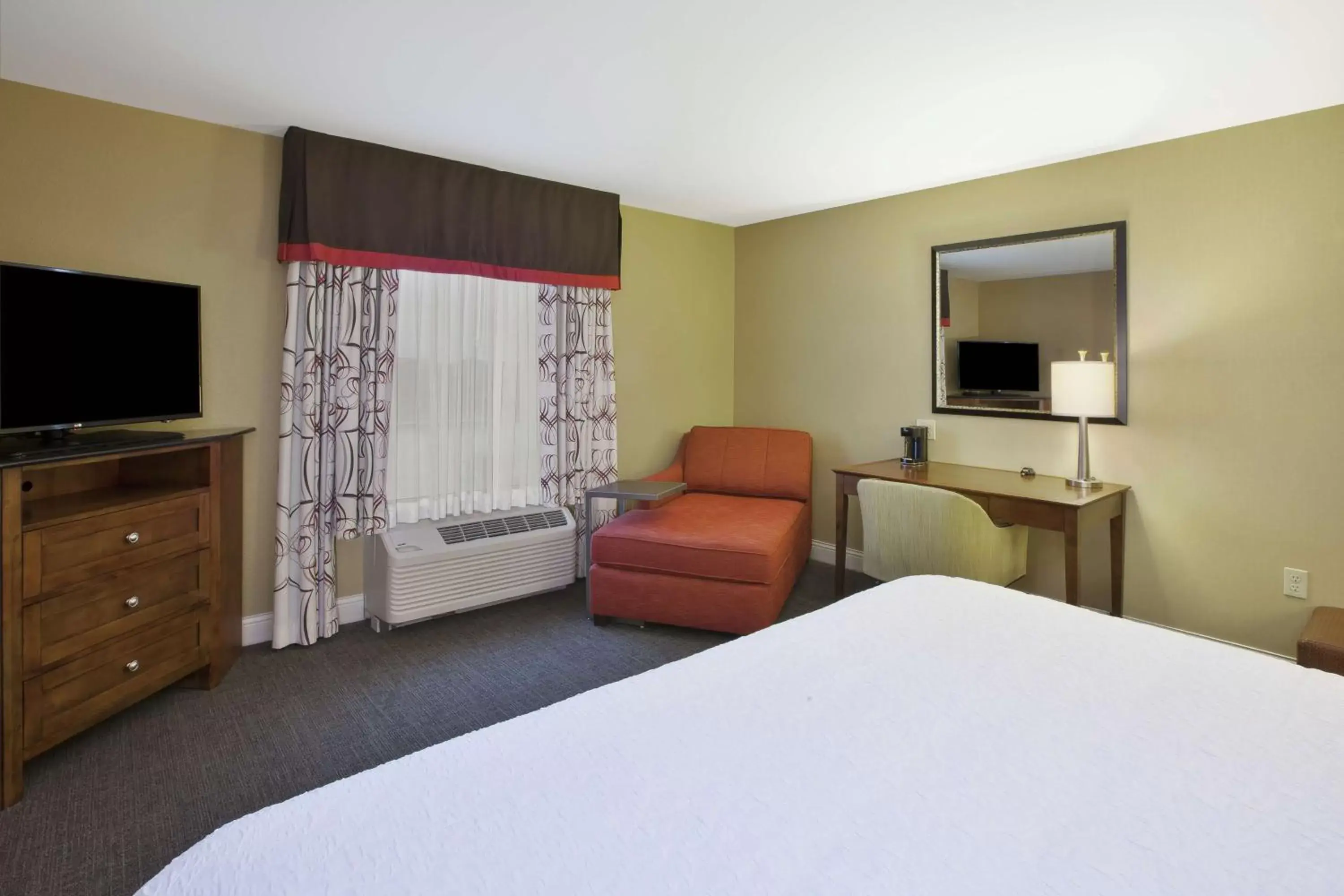 Bed, TV/Entertainment Center in Hampton Inn & Suites Wichita-Northeast
