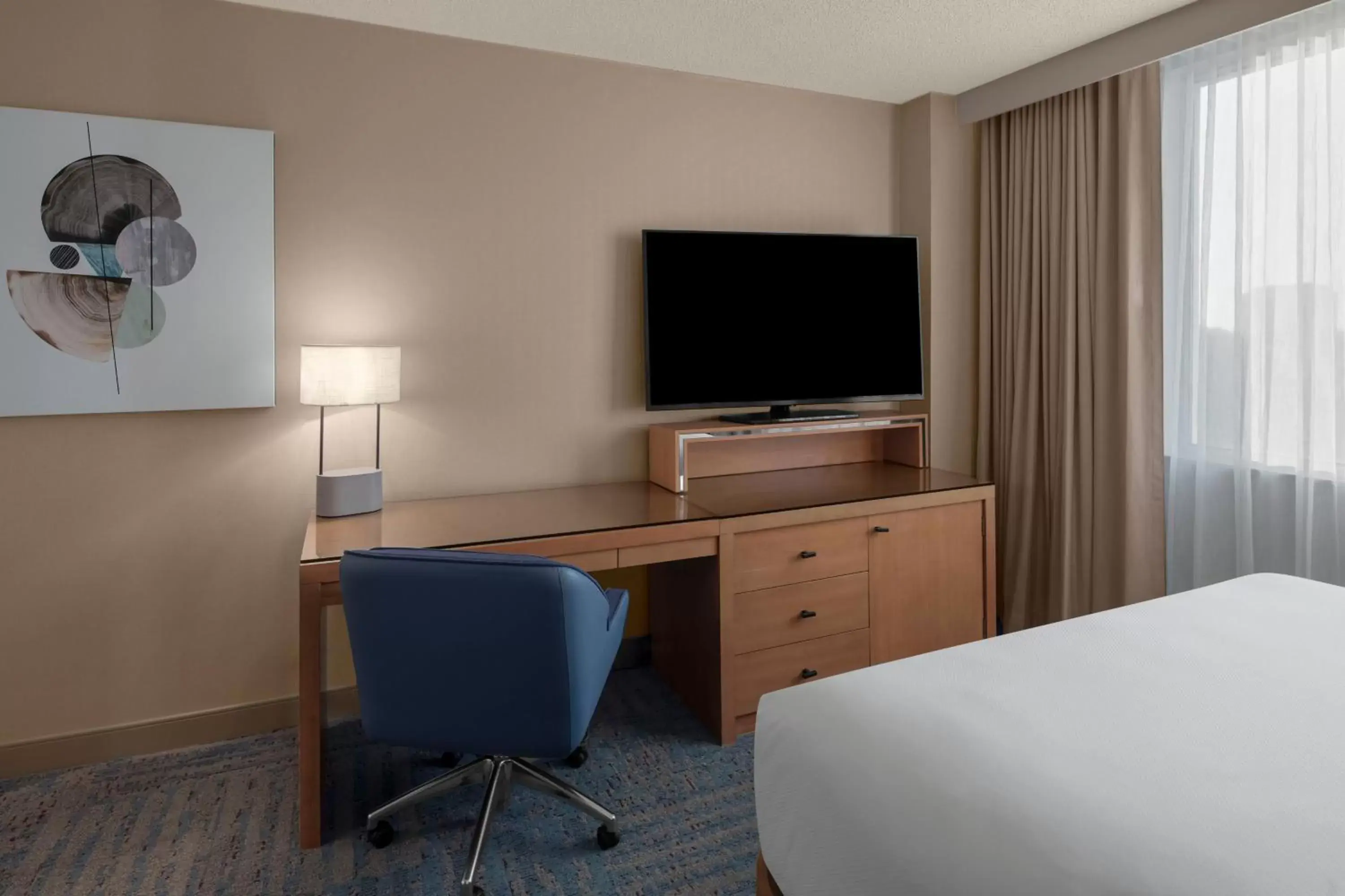 Photo of the whole room, TV/Entertainment Center in Delta Hotels by Marriott Santa Clara Silicon Valley