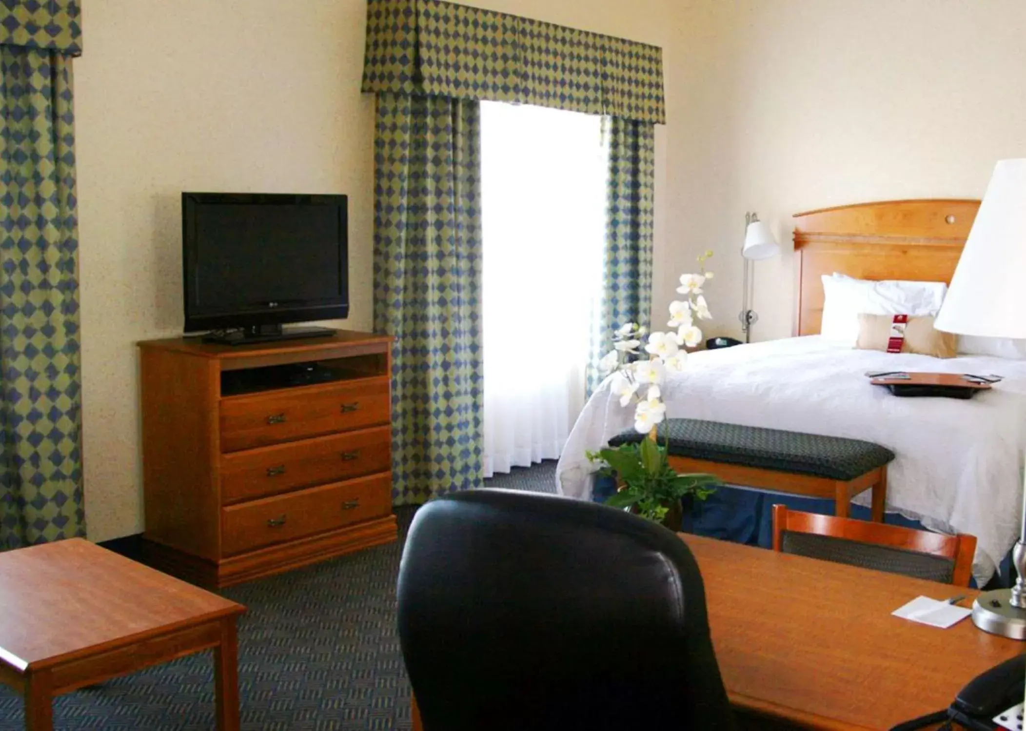 Bed, TV/Entertainment Center in Hampton Inn Dallas-Rockwall