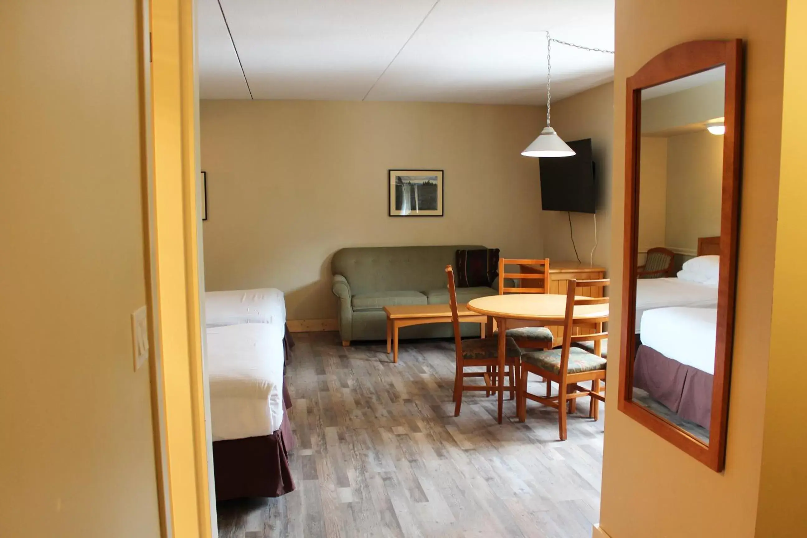 Living room, Dining Area in Manning Park Resort