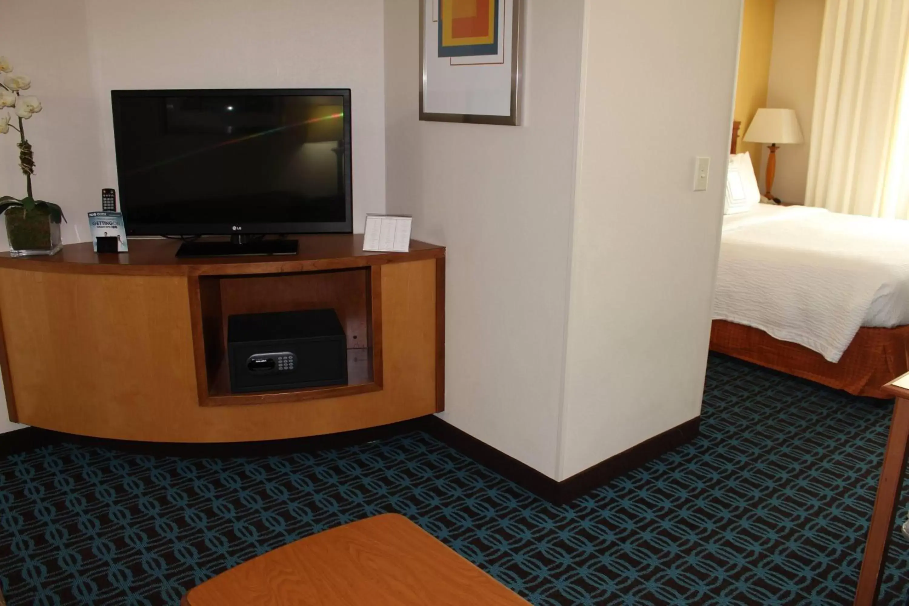 Photo of the whole room, TV/Entertainment Center in Fairfield Inn & Suites Kansas City Liberty