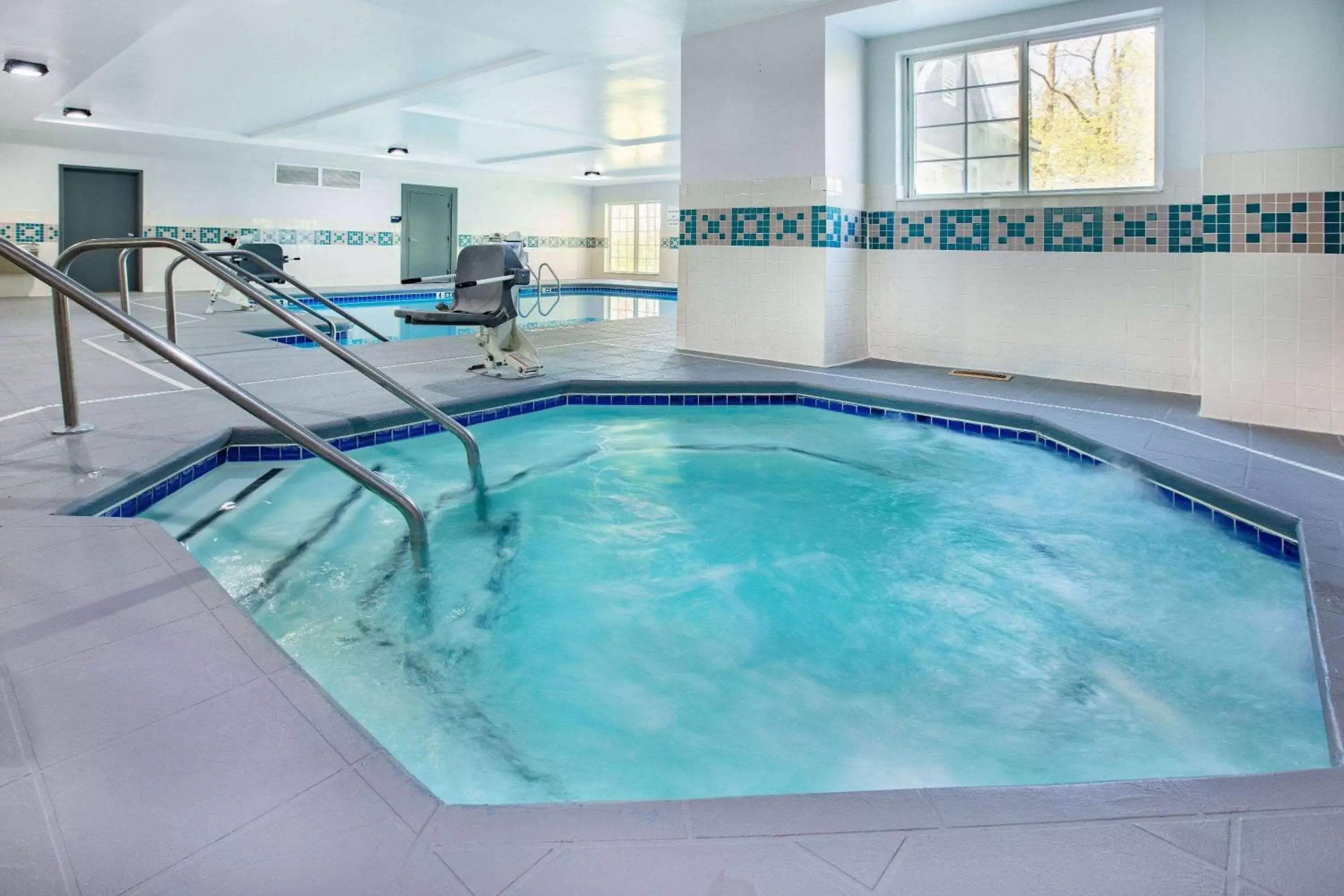 Hot Tub, Swimming Pool in Microtel Inn by Wyndham Beckley