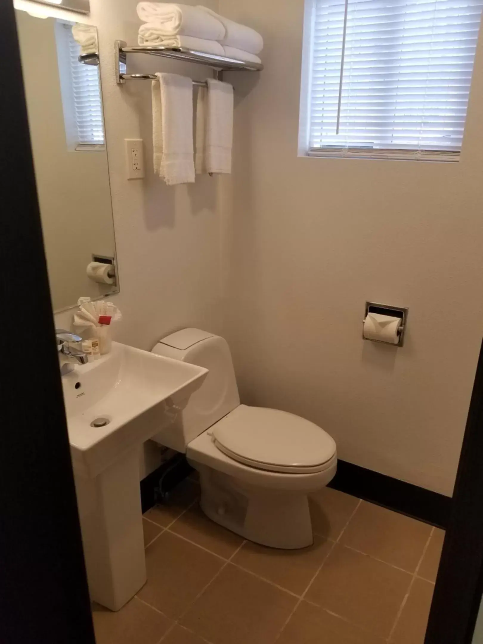 Toilet, Bathroom in Best Lynnwood Inn