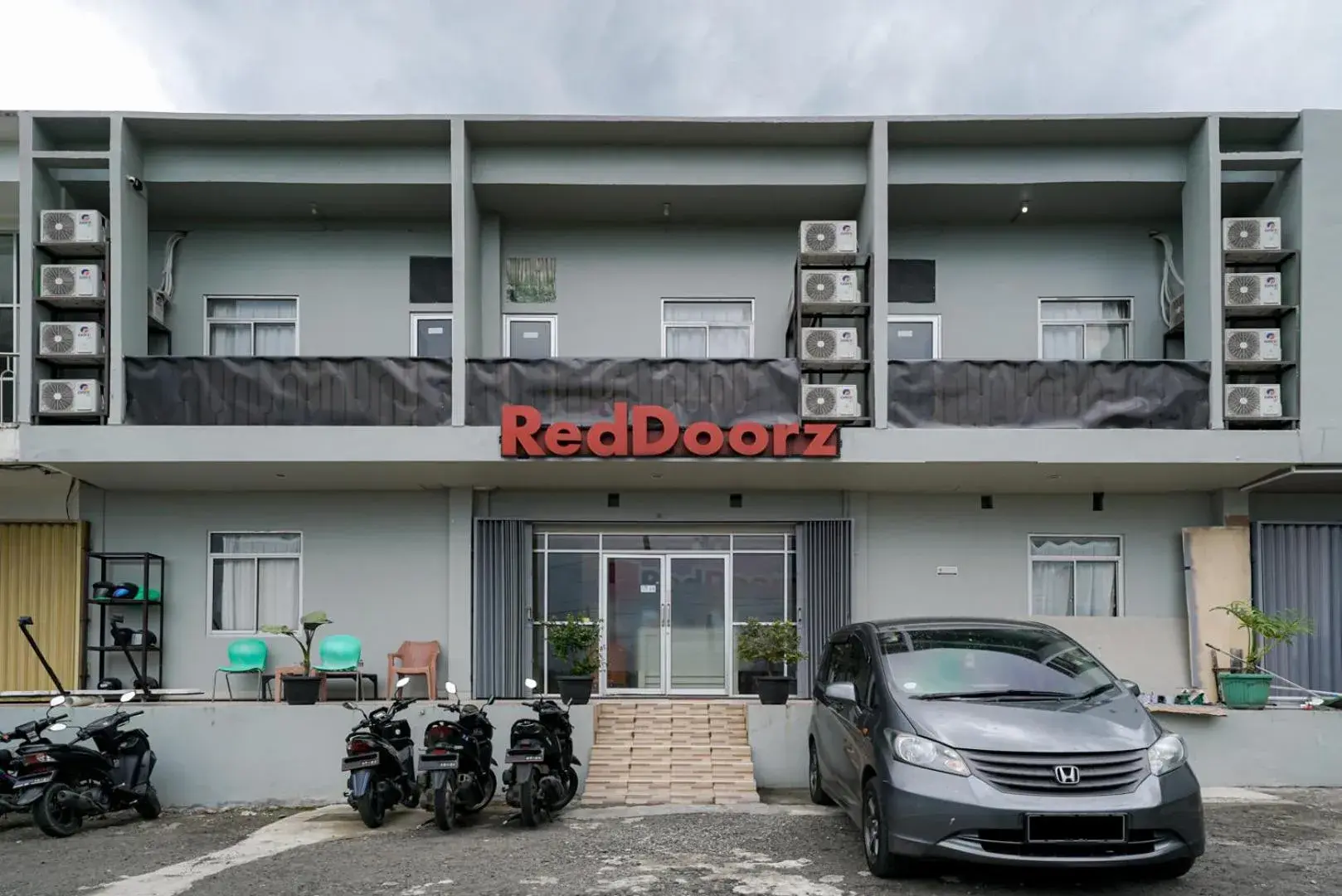 Property Building in RedDoorz near Exit Toll Sirkuit Sentul