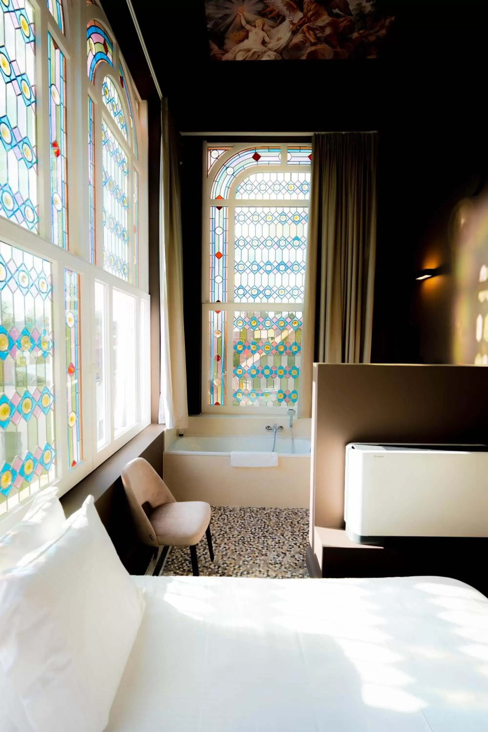 Cozy double with open bathroom in Golden Tree Hotel