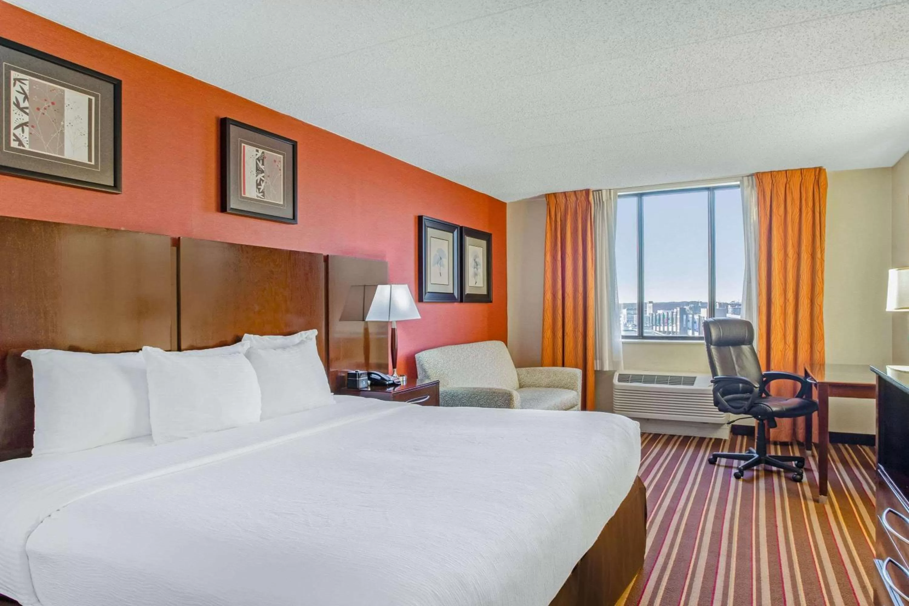 Photo of the whole room in La Quinta by Wyndham Salisbury