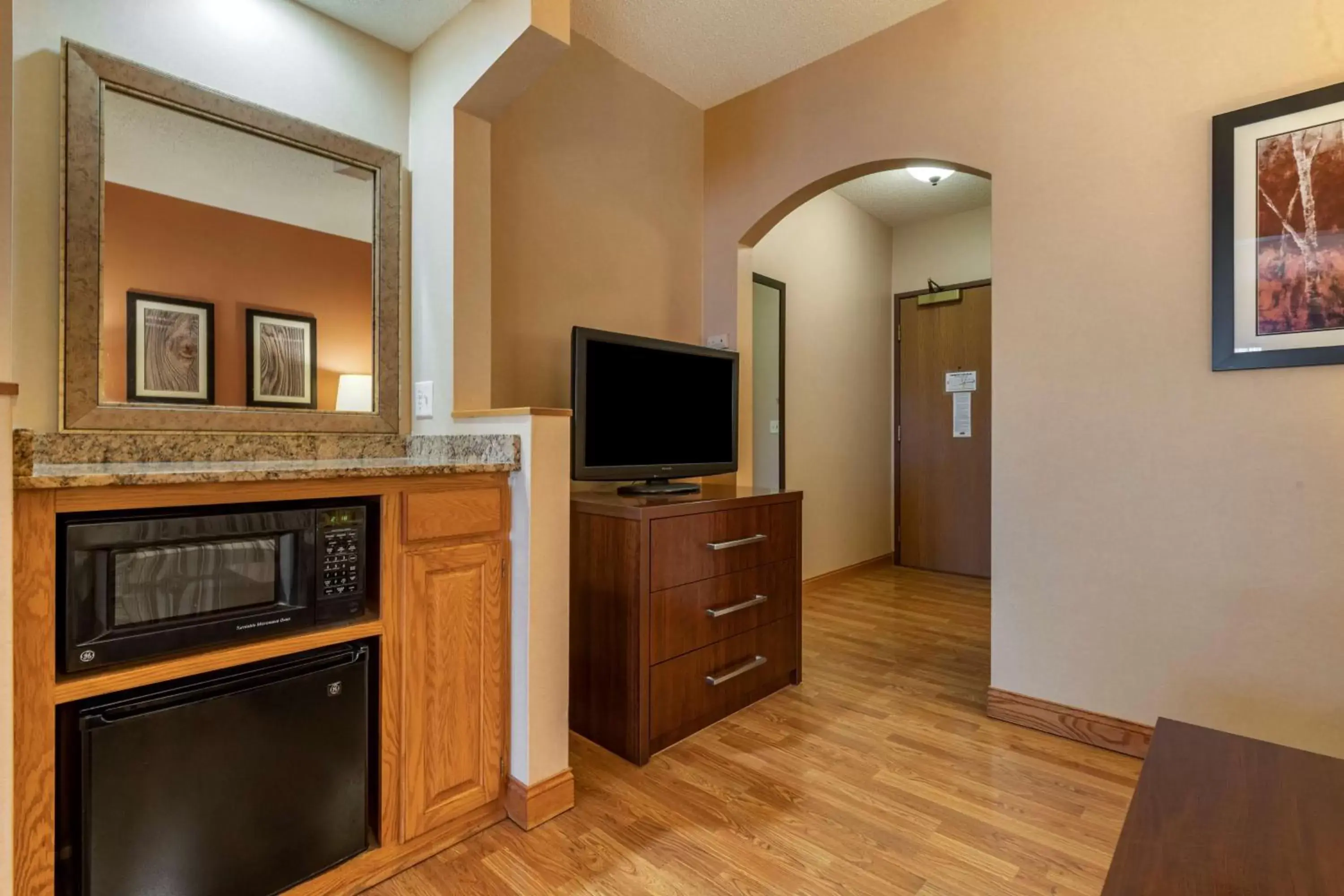 Photo of the whole room, TV/Entertainment Center in Best Western Plus Chelsea Hotel