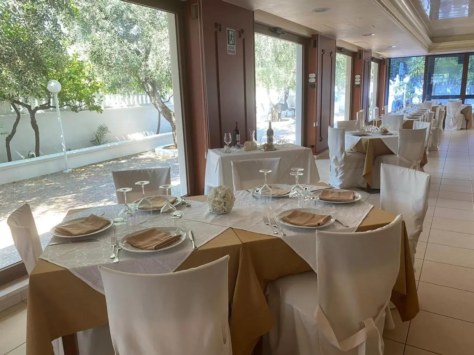 Restaurant/Places to Eat in Hotel Il Melograno