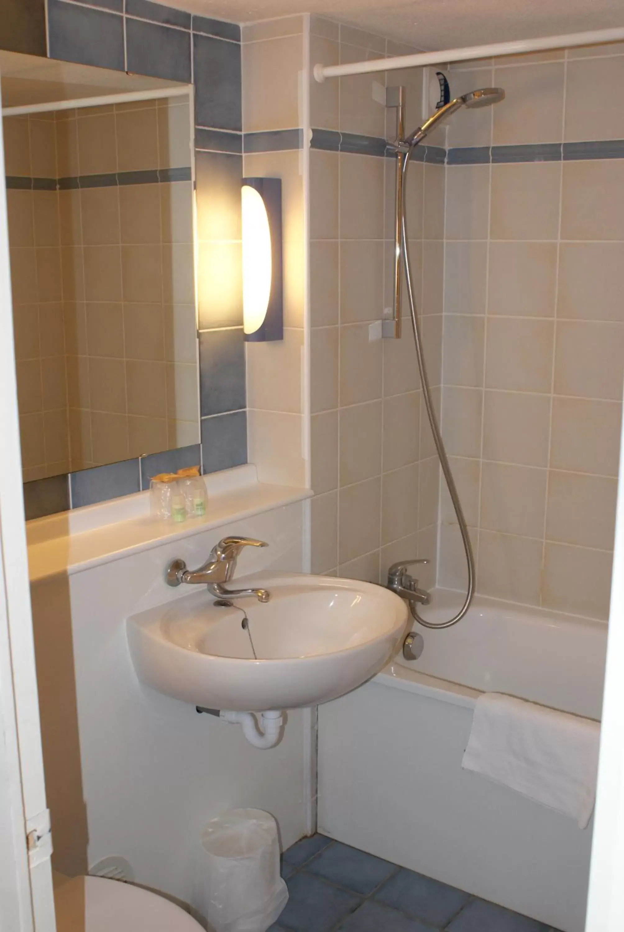 Other, Bathroom in Kyriad Direct Lyon Sud - Chasse-Sur-Rhône