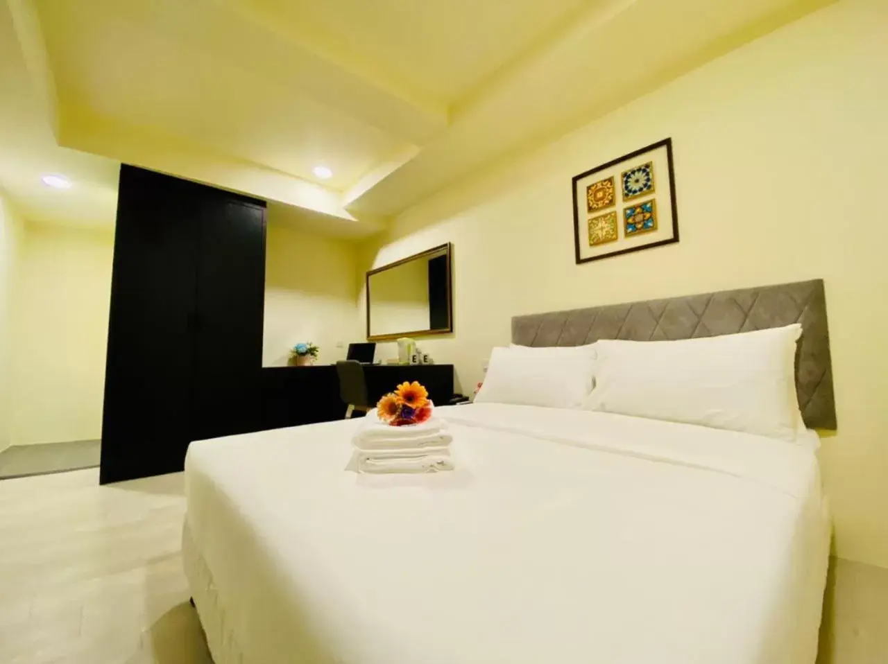 Bedroom, Bed in Bishop Hotel