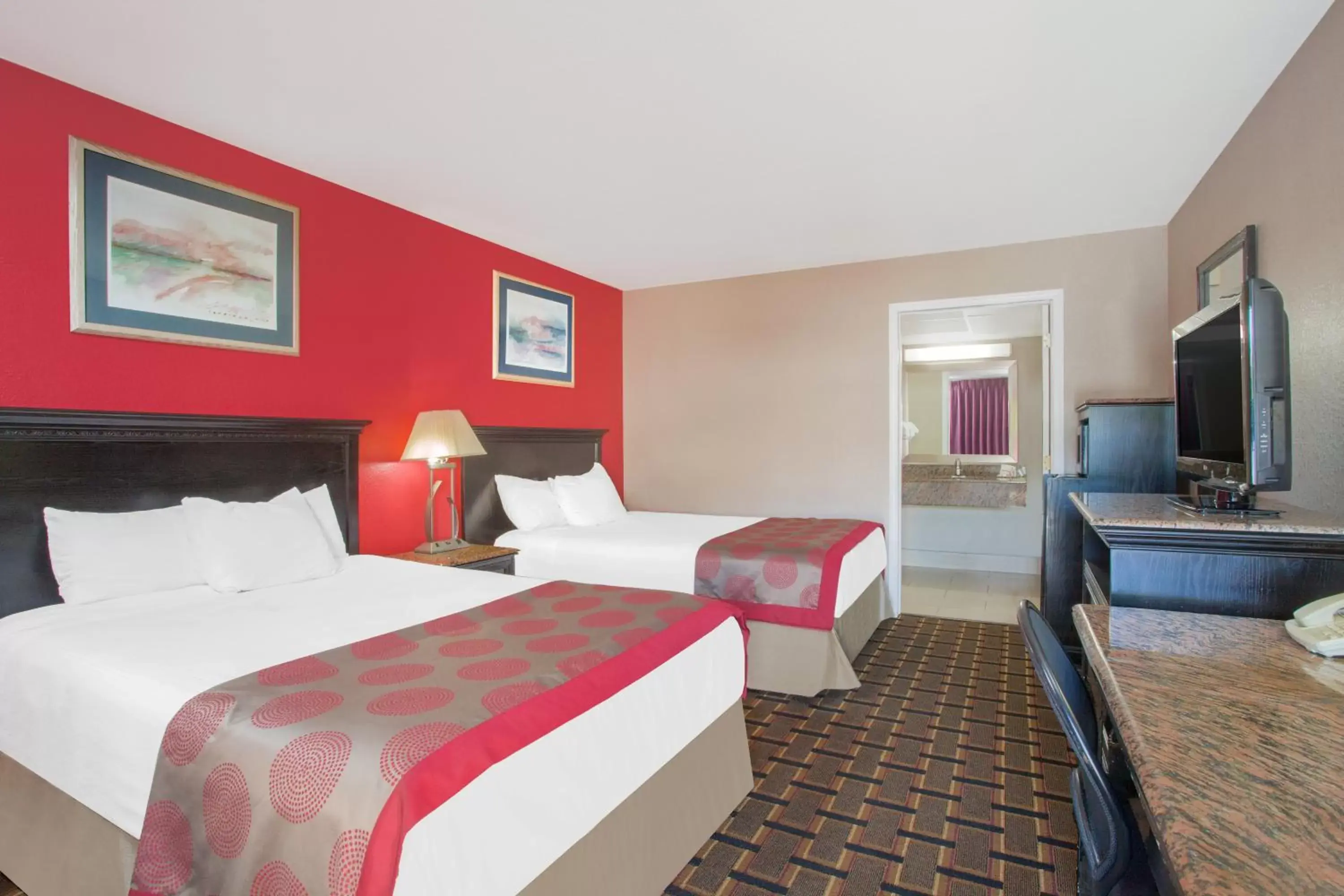 Bedroom, Bed in Ramada by Wyndham Edgewood Hotel & Conference Center