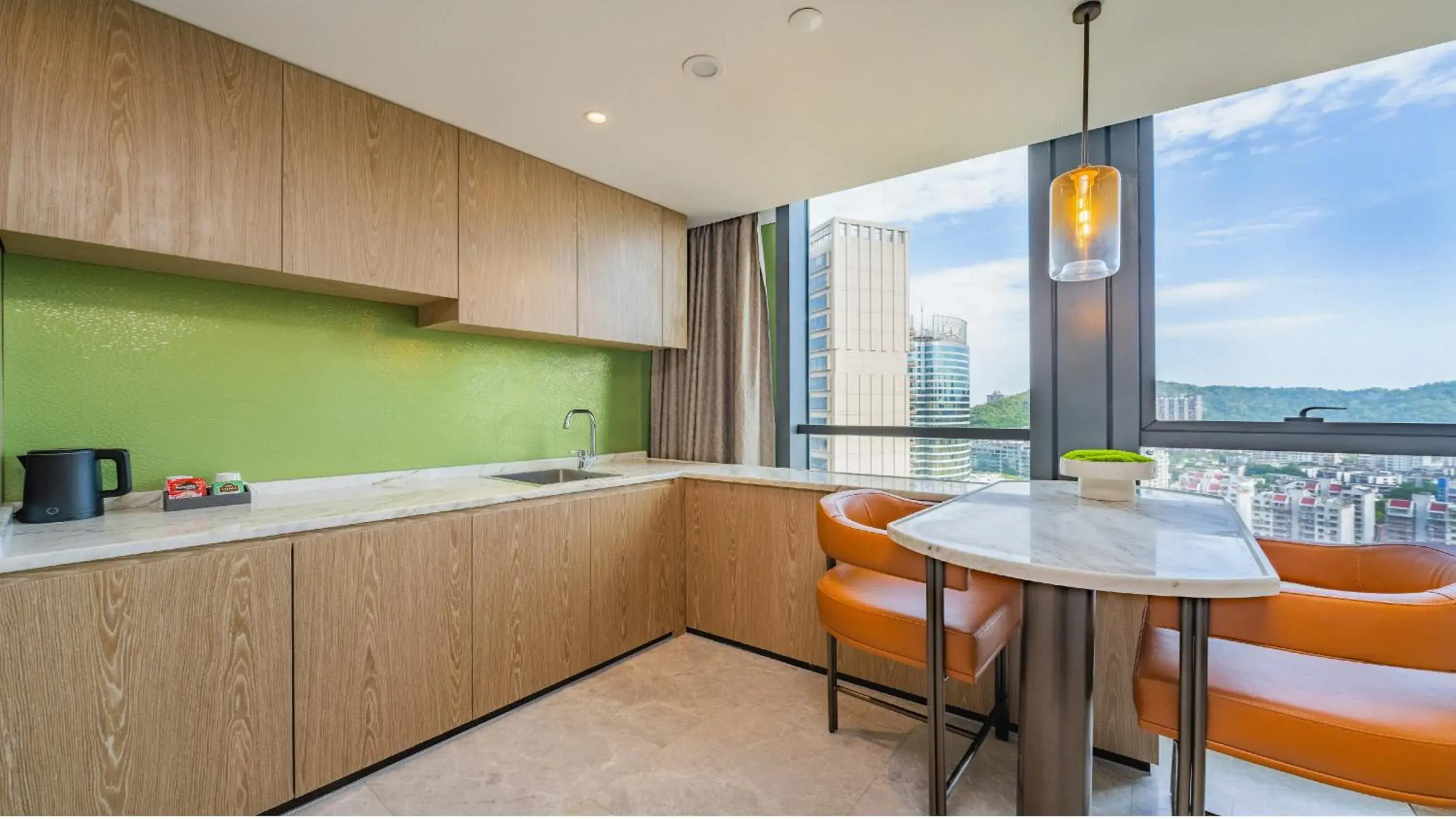 Photo of the whole room, Kitchen/Kitchenette in Holiday Inn Zhuhai City Center, an IHG Hotel