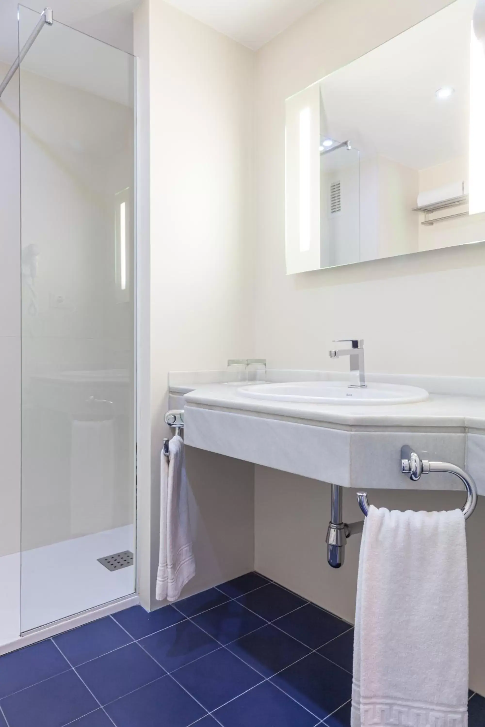 Toilet, Bathroom in Hotel Macià Granada Five Senses Rooms & Suites