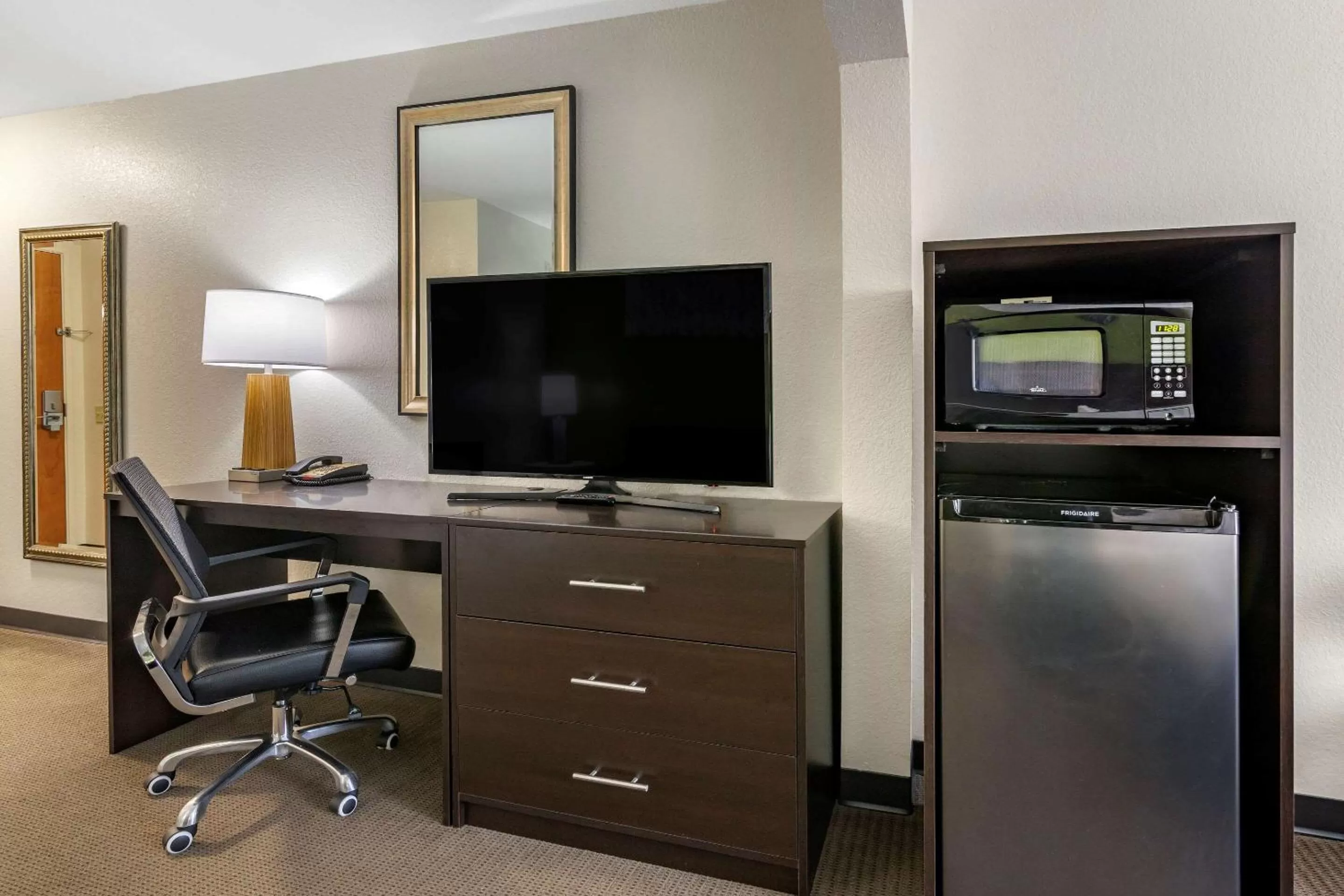 King Suite with Sofa Bed - Non-Smoking in Sleep Inn & Suites Brunswick