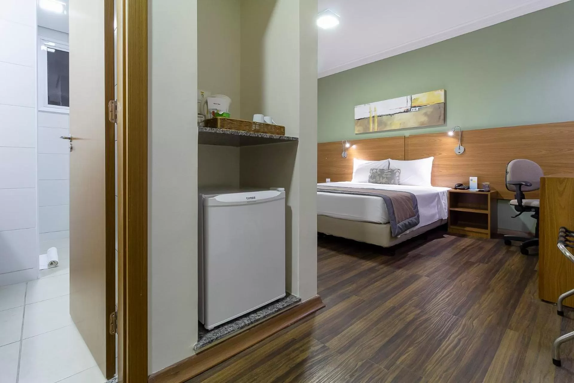 Bathroom, Bed in Comfort Hotel Bauru