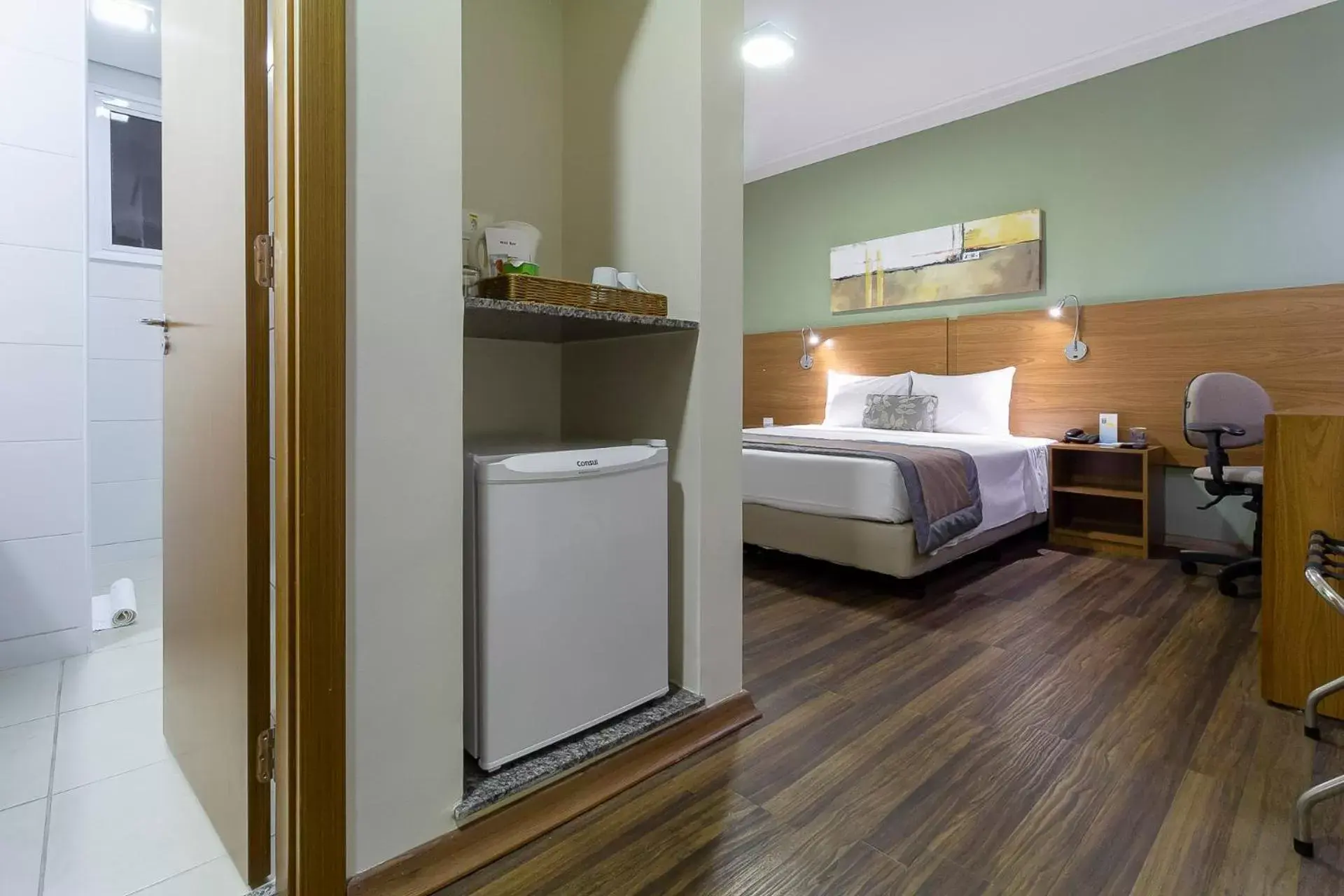 Bathroom, Bed in Comfort Hotel Bauru