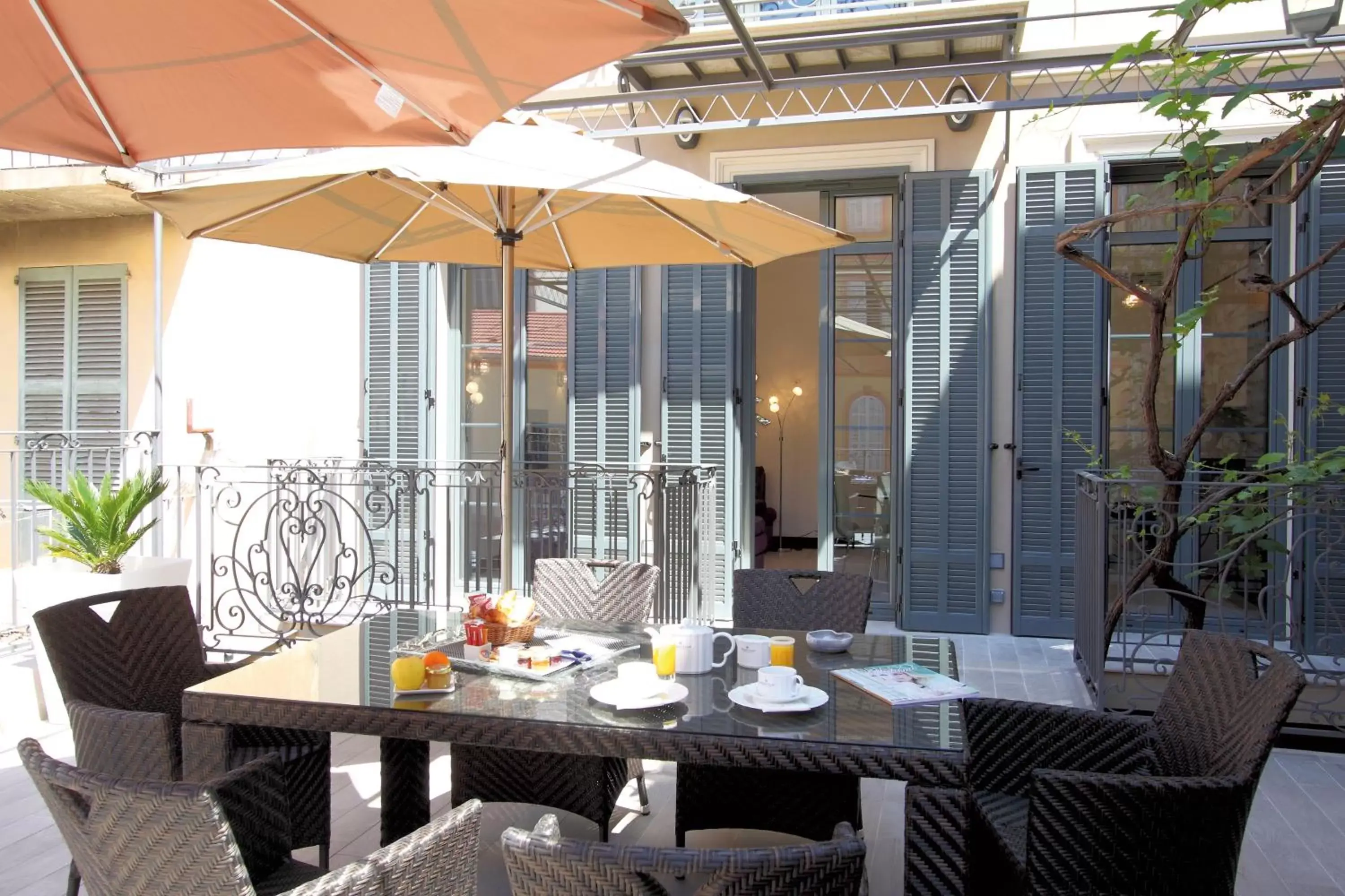 Patio, Restaurant/Places to Eat in GOLDEN TULIP CANNES HOTEL de PARIS