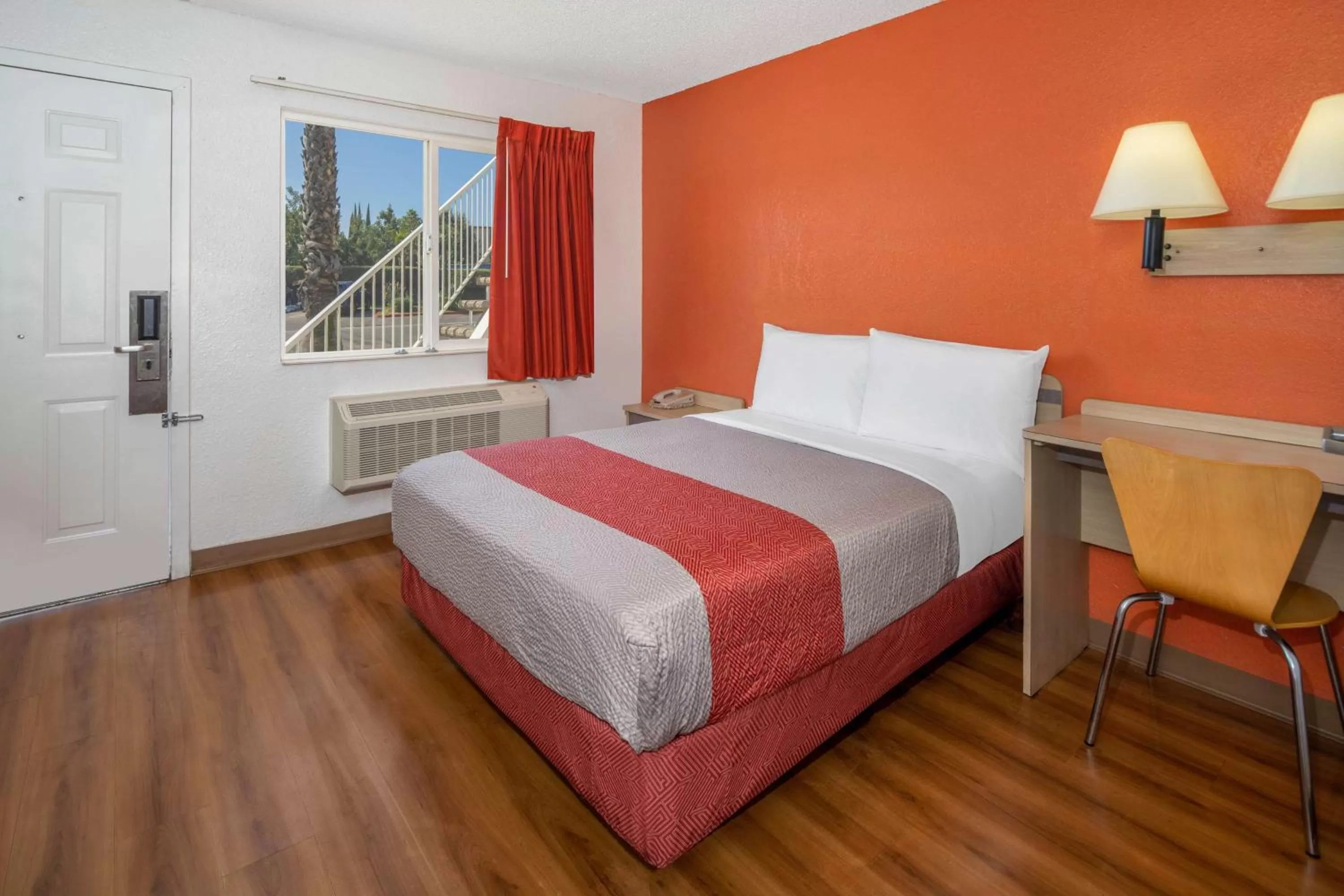 Photo of the whole room, Bed in Motel 6-Sepulveda, CA - Los Angeles - Van Nuys - North Hills