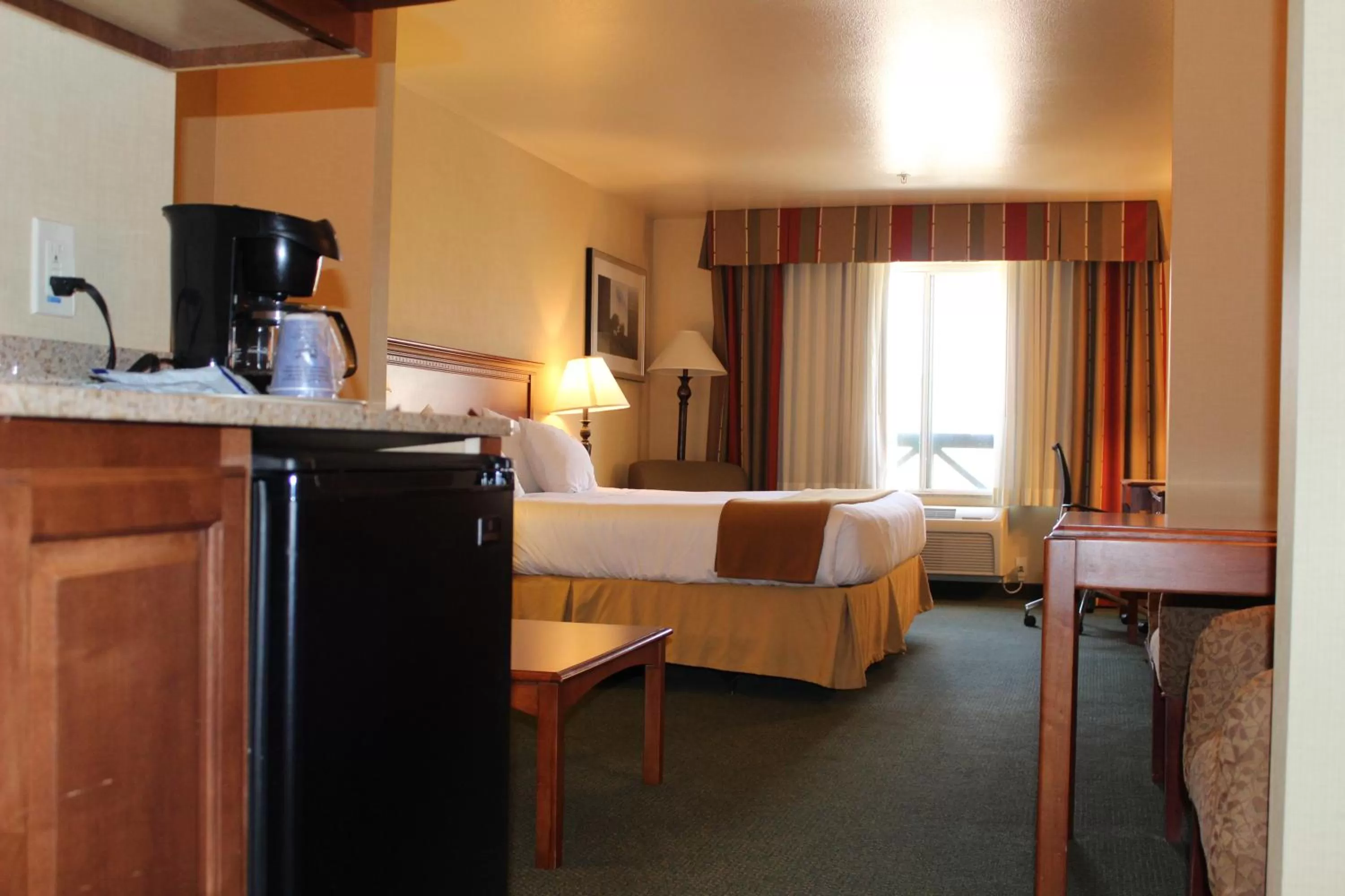 Bed in Holiday Inn Express Tehachapi by IHG
