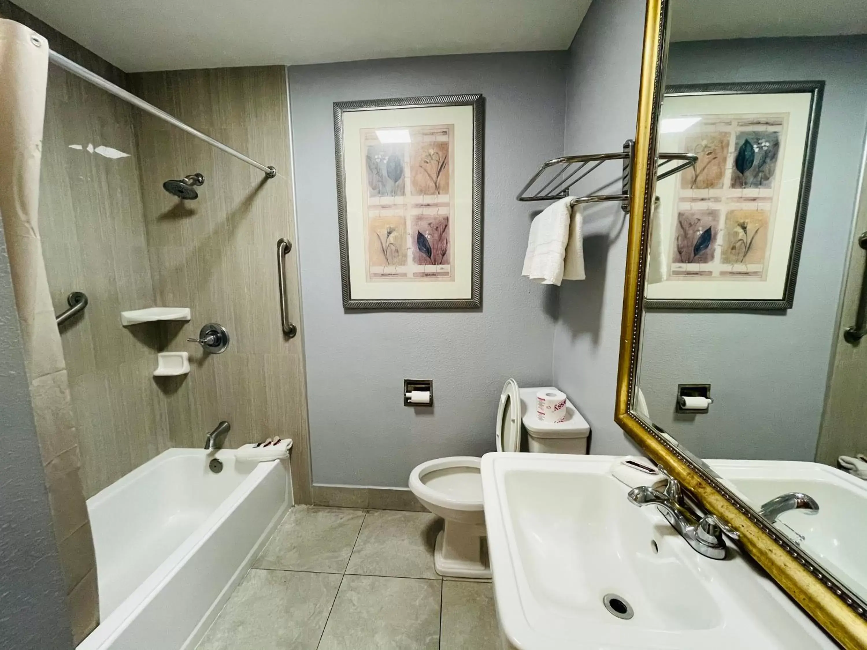 Bathroom in Casa Blanca Inn & Suites Whittier