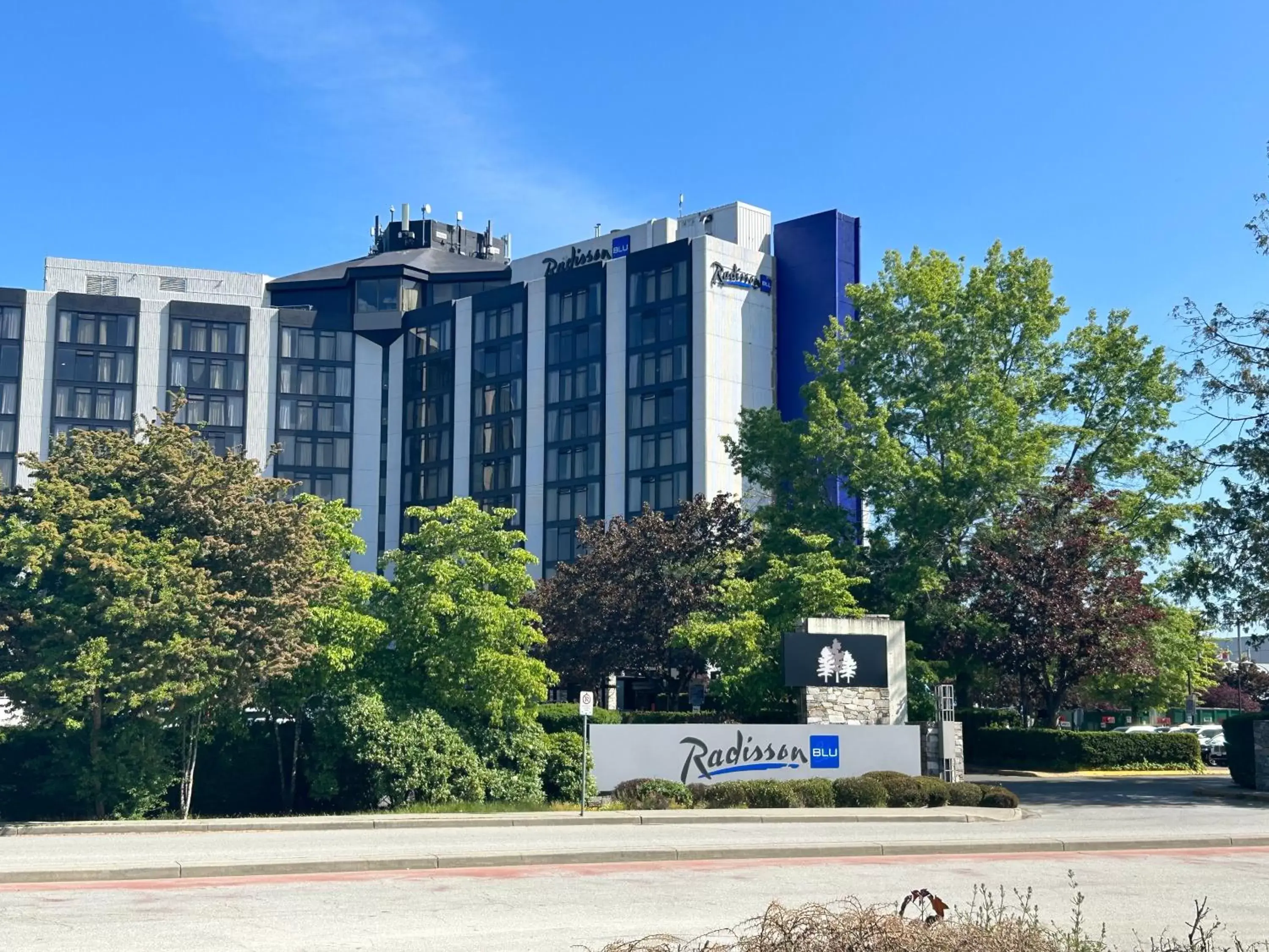 Property Building in Radisson Blu Vancouver Airport Hotel & Marina Property Building in Radisson Blu Vancouver Airport Hotel & Marina