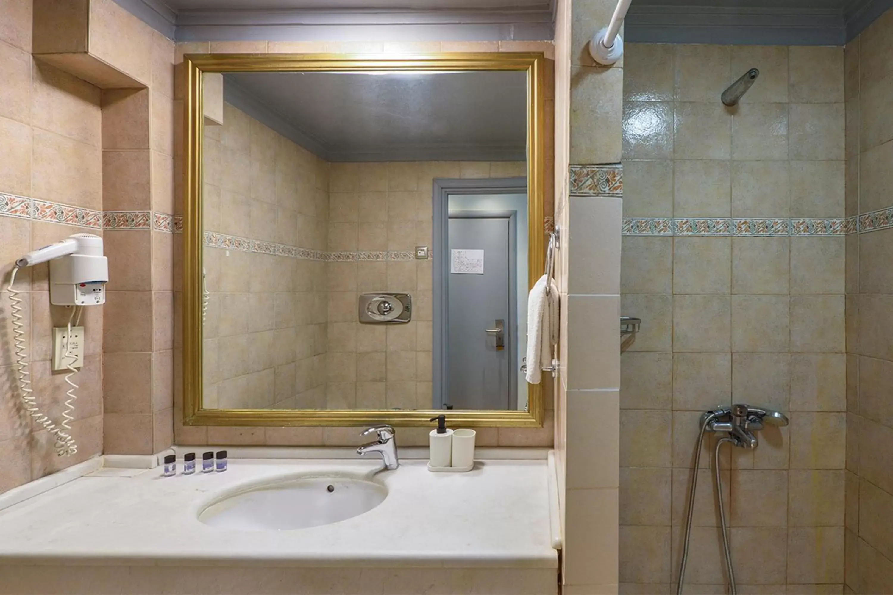 Bathroom in Le Palace Hotel