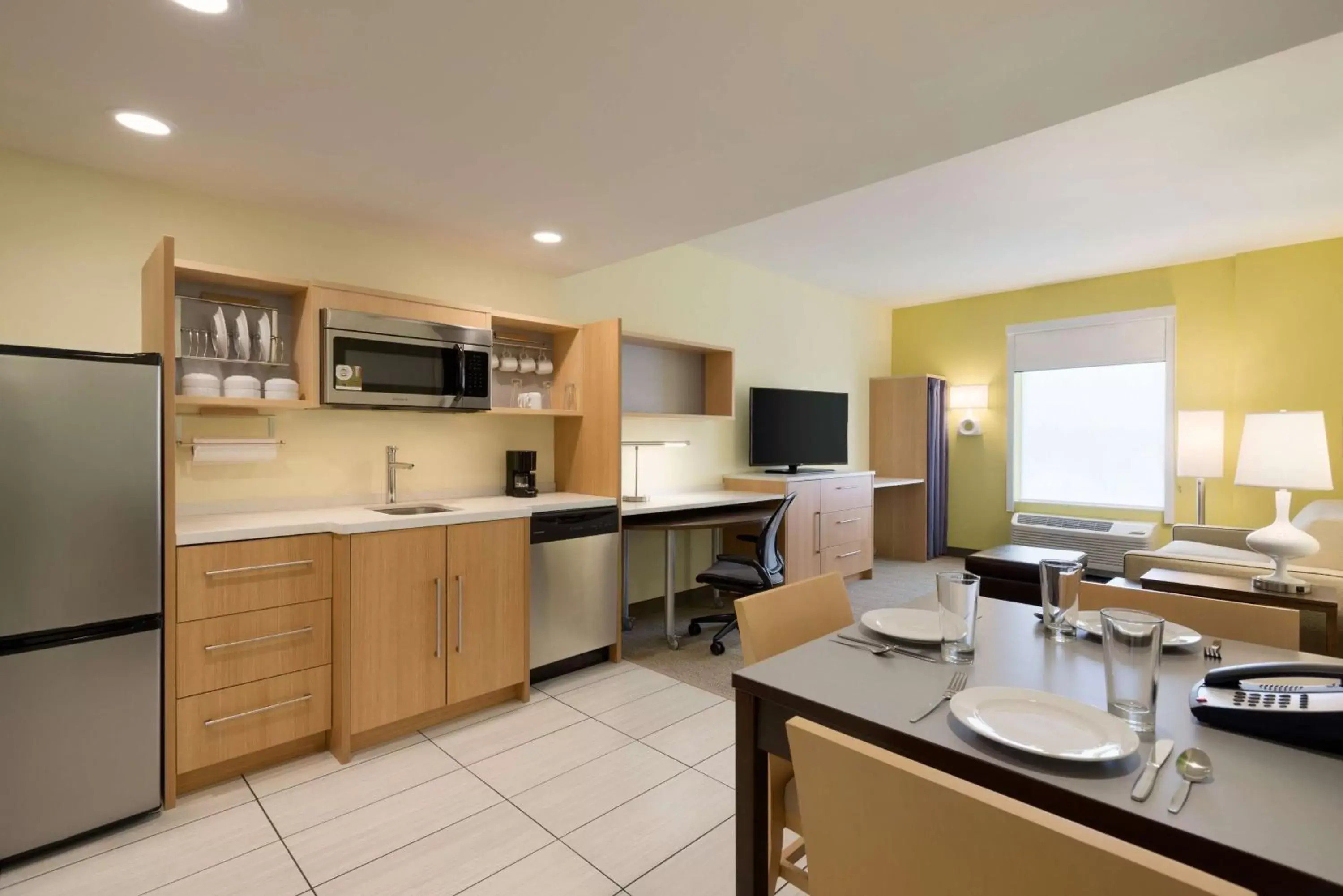 Kitchen or kitchenette, Kitchen/Kitchenette in Home2 Suites by Hilton Clarksville/Ft. Campbell