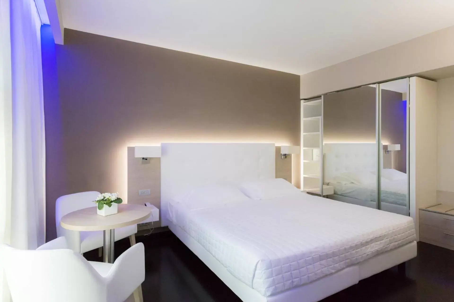 Bedroom, Bed in Raffaello Hotel
