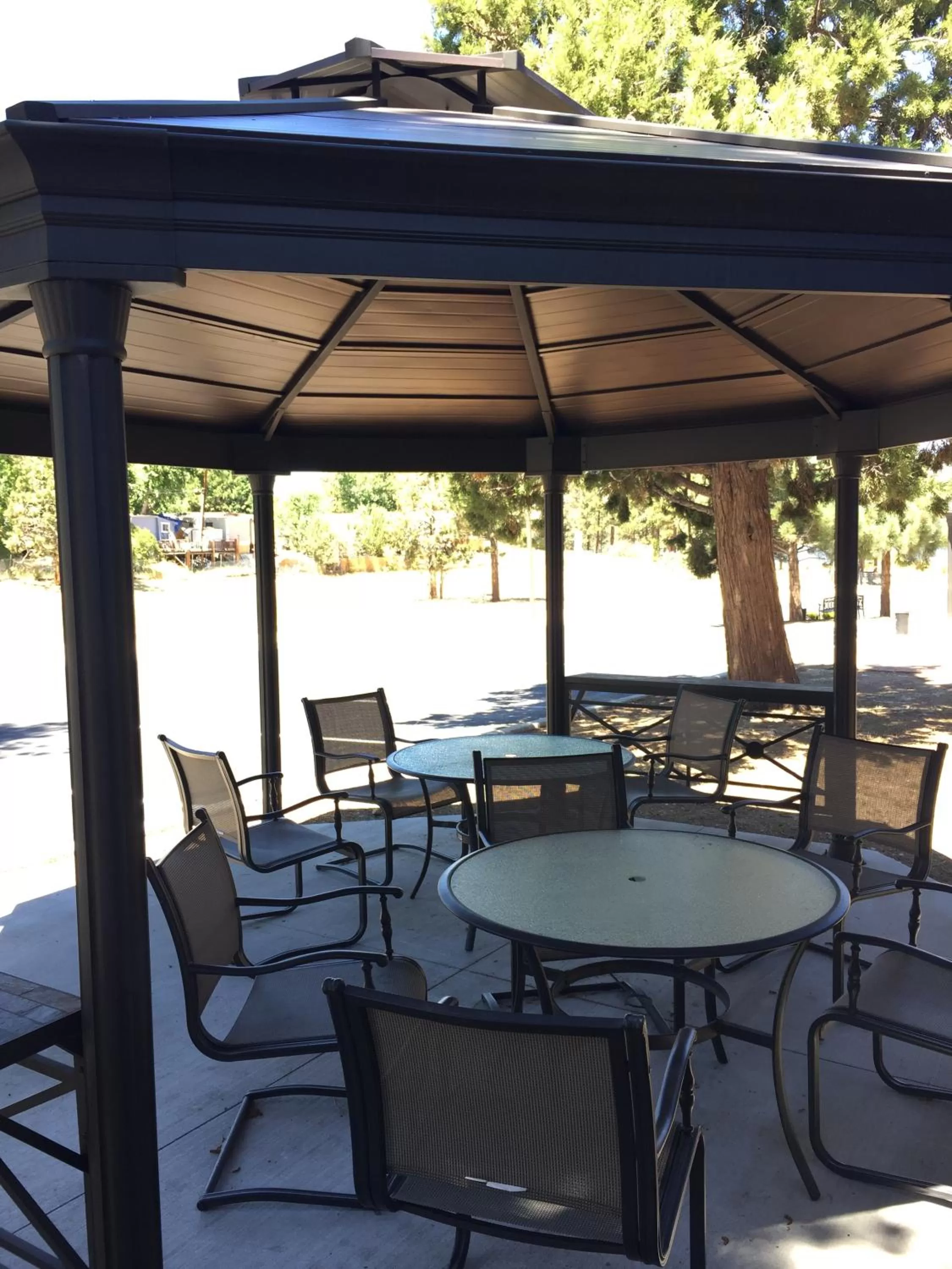 Communal lounge/ TV room in Vintage Lakeside Inn