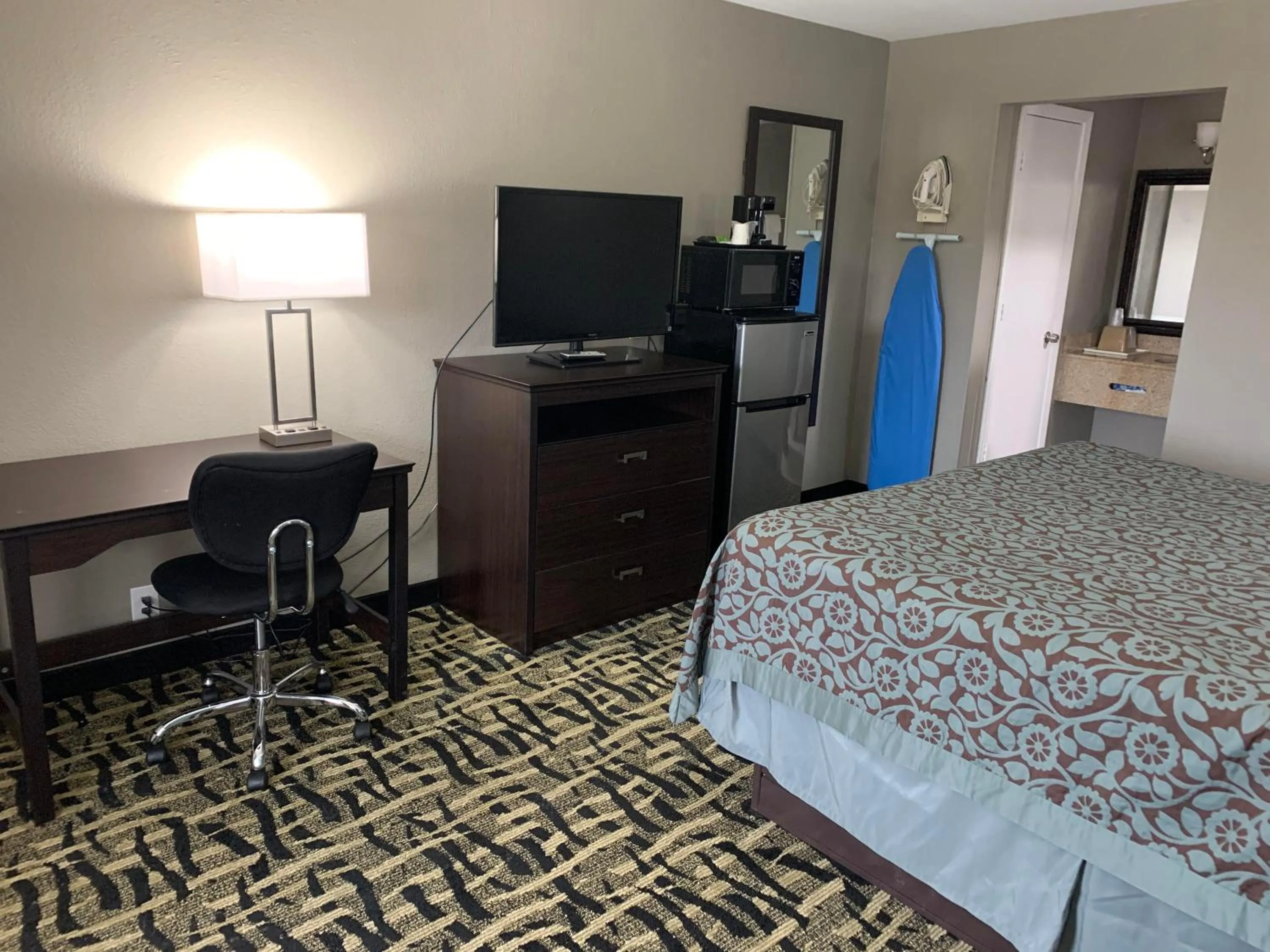 Bed in Days Inn & Suites by Wyndham Collierville Germantown Area