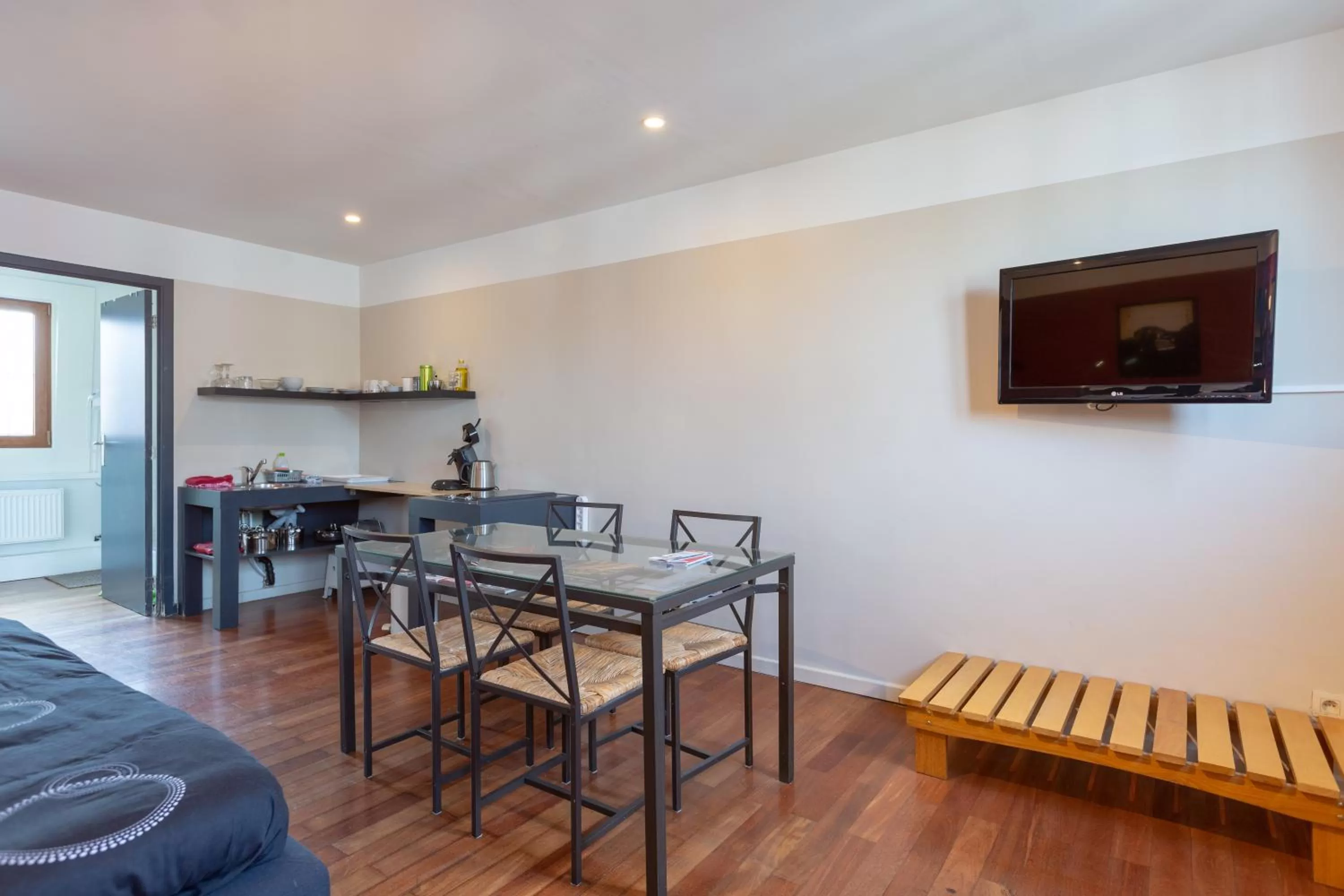 Photo of the whole room in Because the Night city lodge