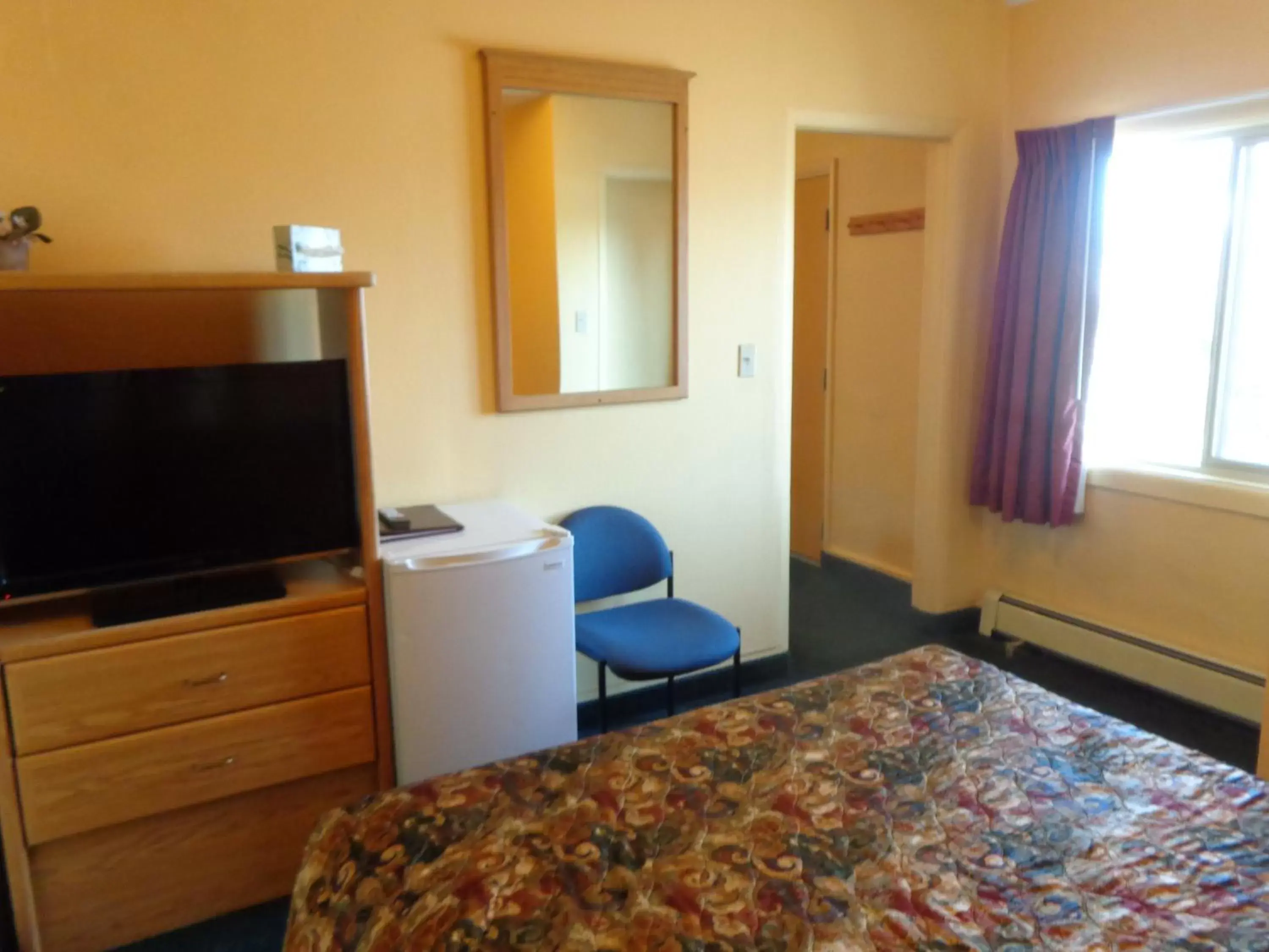 Bedroom, TV/Entertainment Center in Western Motel