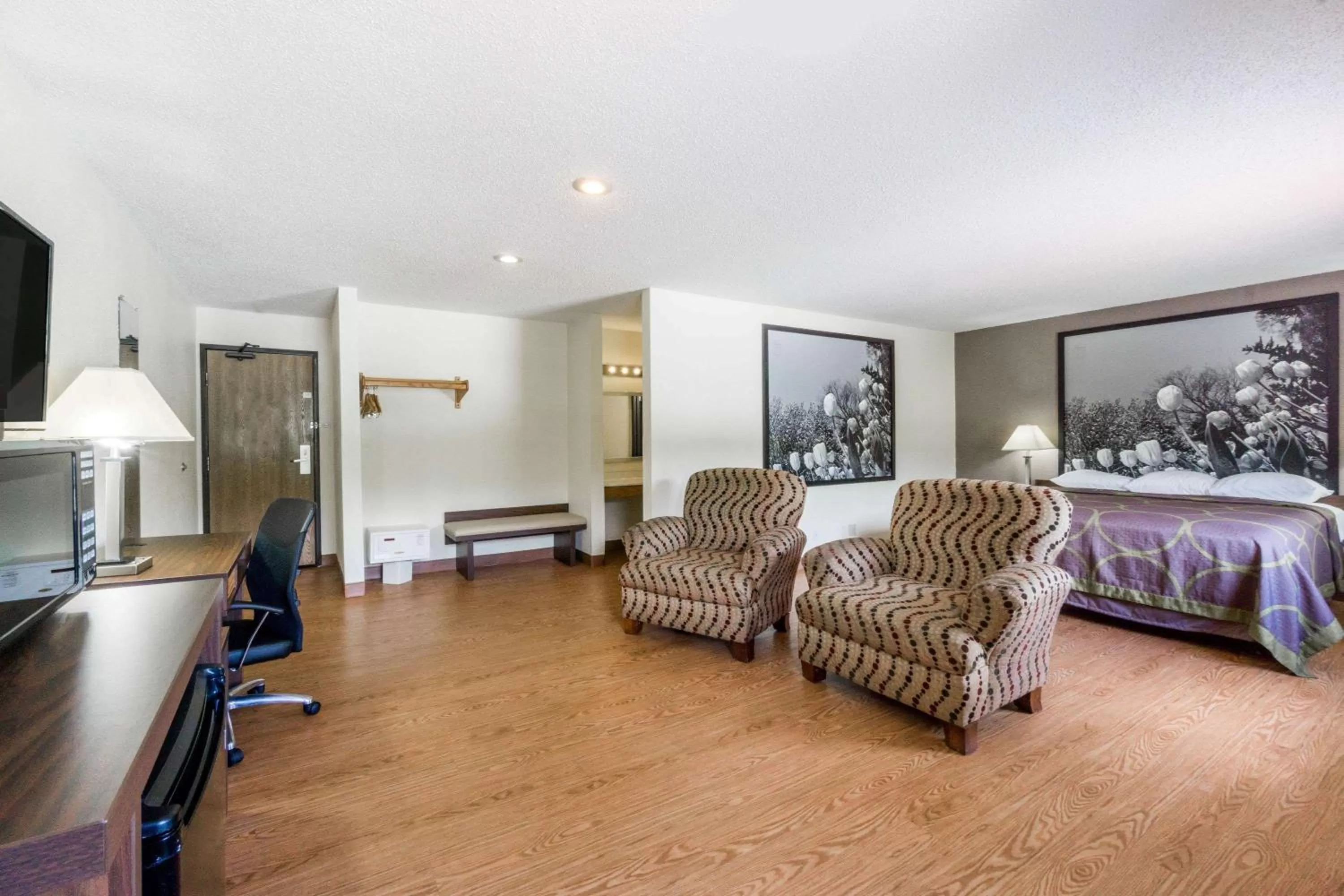 Photo of the whole room, Bed in Super 8 by Wyndham Zanesville