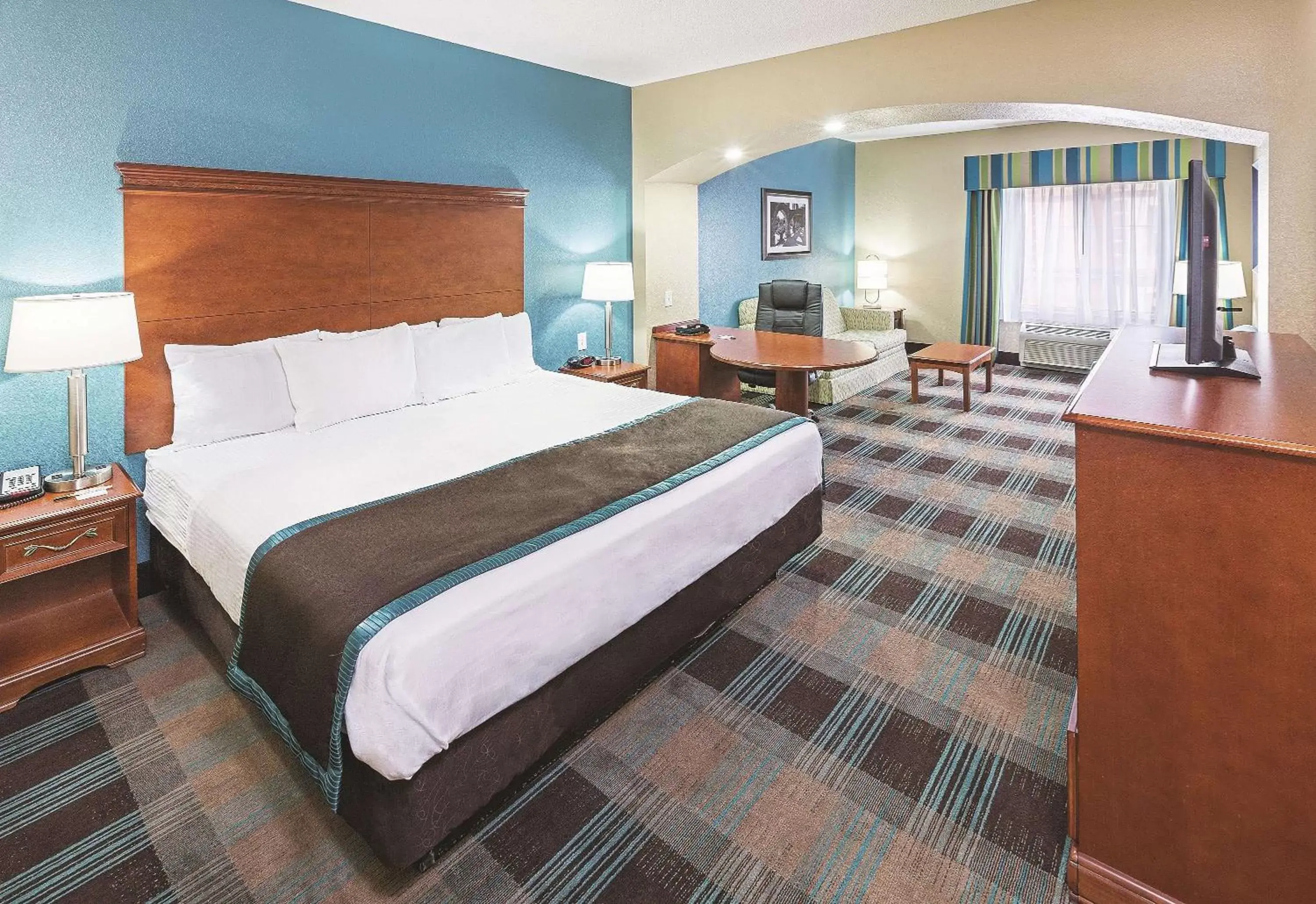 Photo of the whole room, Bed in La Quinta by Wyndham Houston Hobby Airport