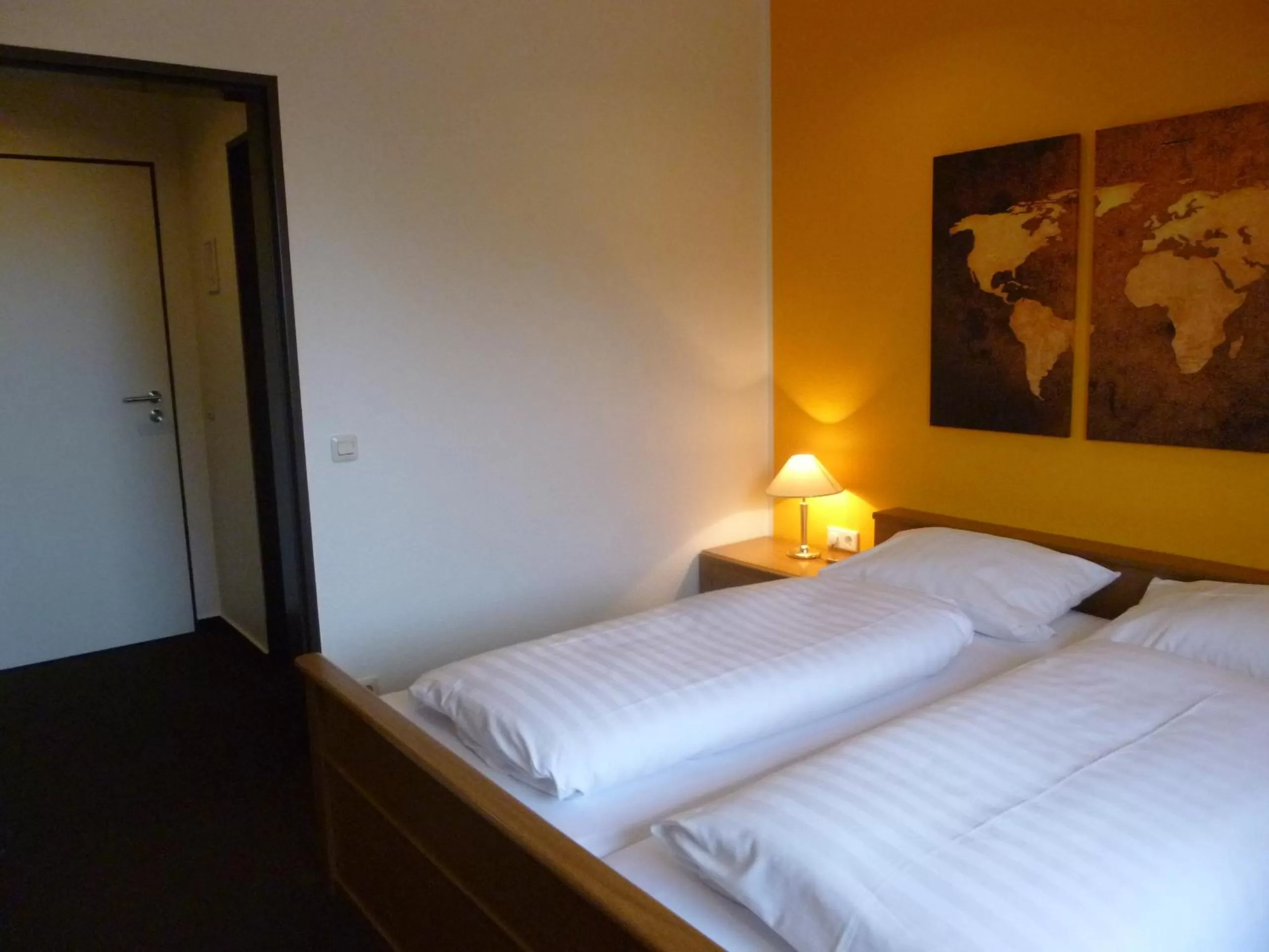 Photo of the whole room, Bed in Hotel van Lendt garni