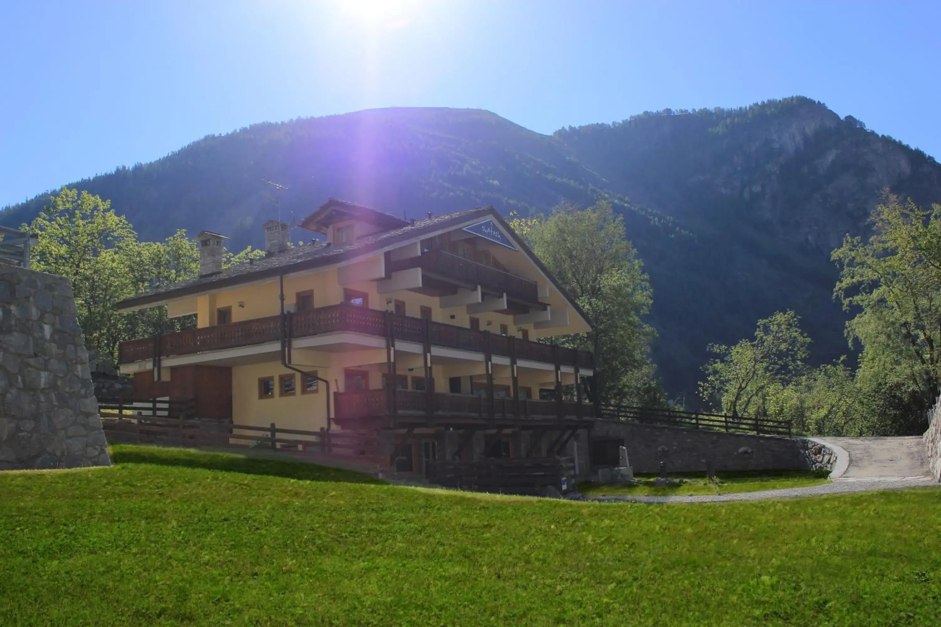 Garden, Property Building in Shatush Hotel