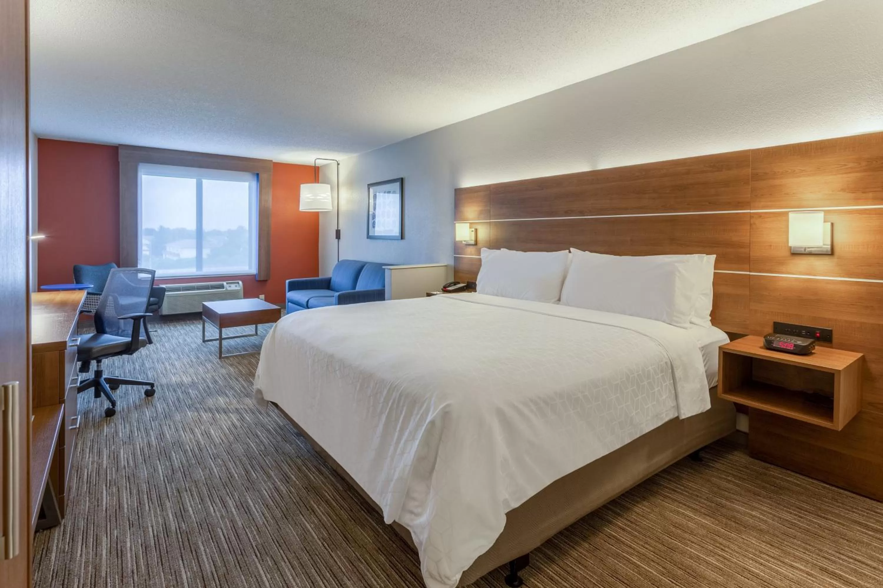 Photo of the whole room, Bed in Holiday Inn Express &amp; Suites O&#x27;Fallon-Shiloh by IHG