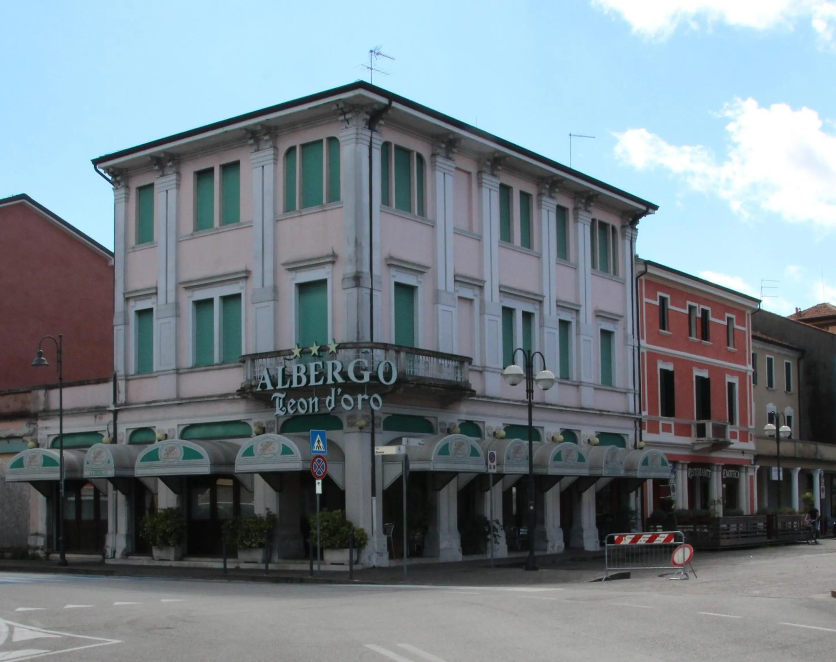Property building in Albergo Ristorante Leon d'Oro